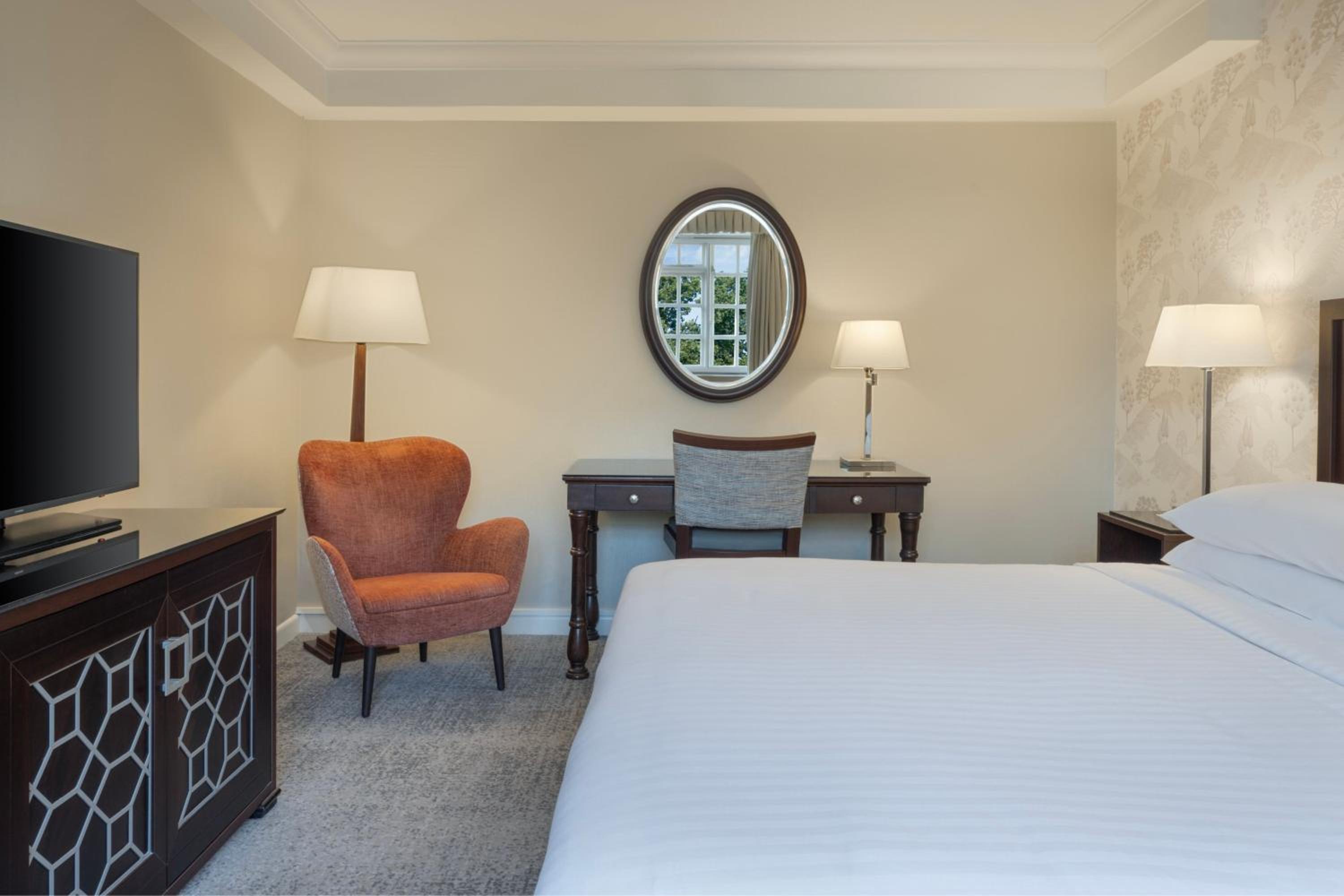 One-Bedroom King Suite with Sofa Bed - Photo 2