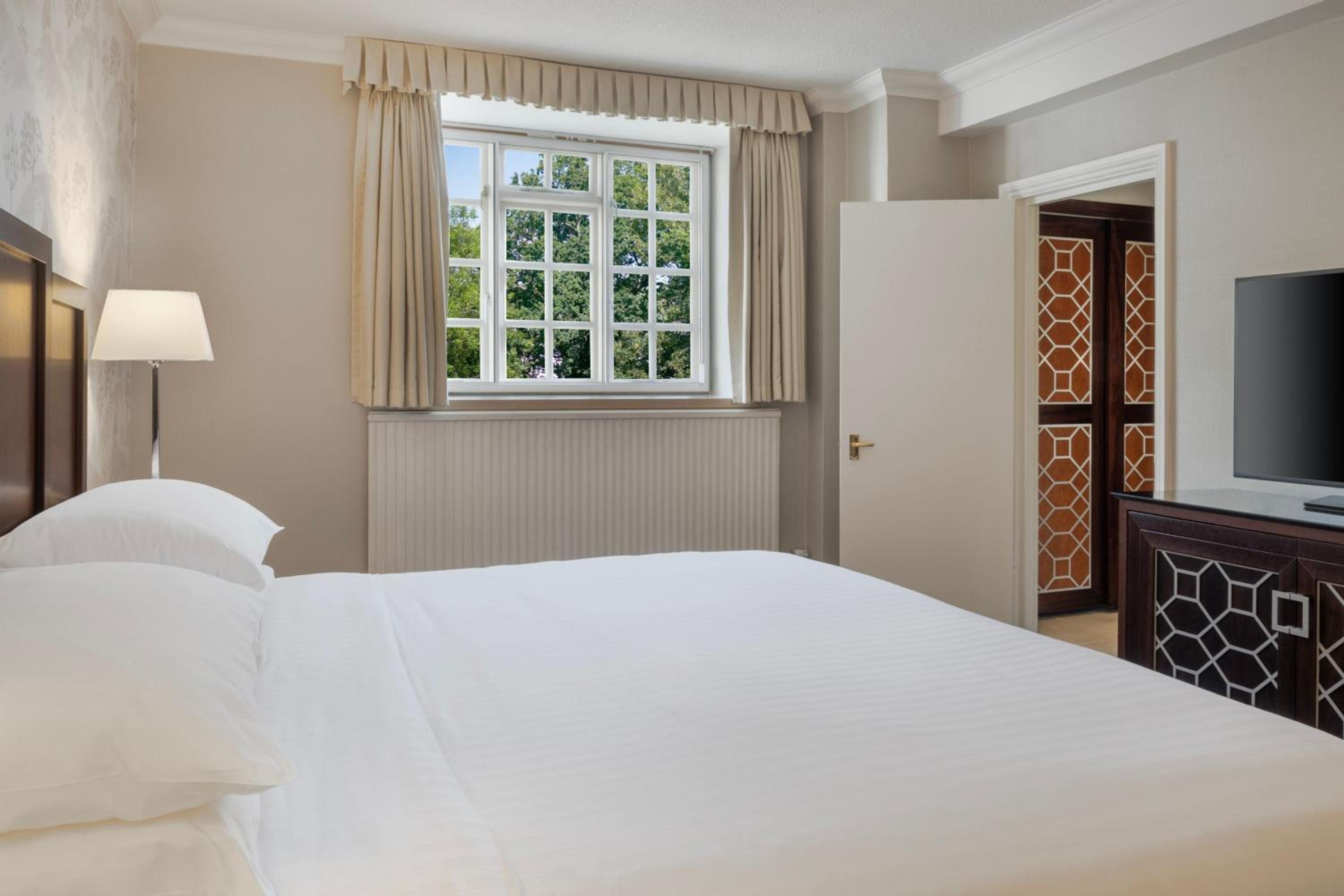 One-Bedroom King Suite with Sofa Bed - Photo 3