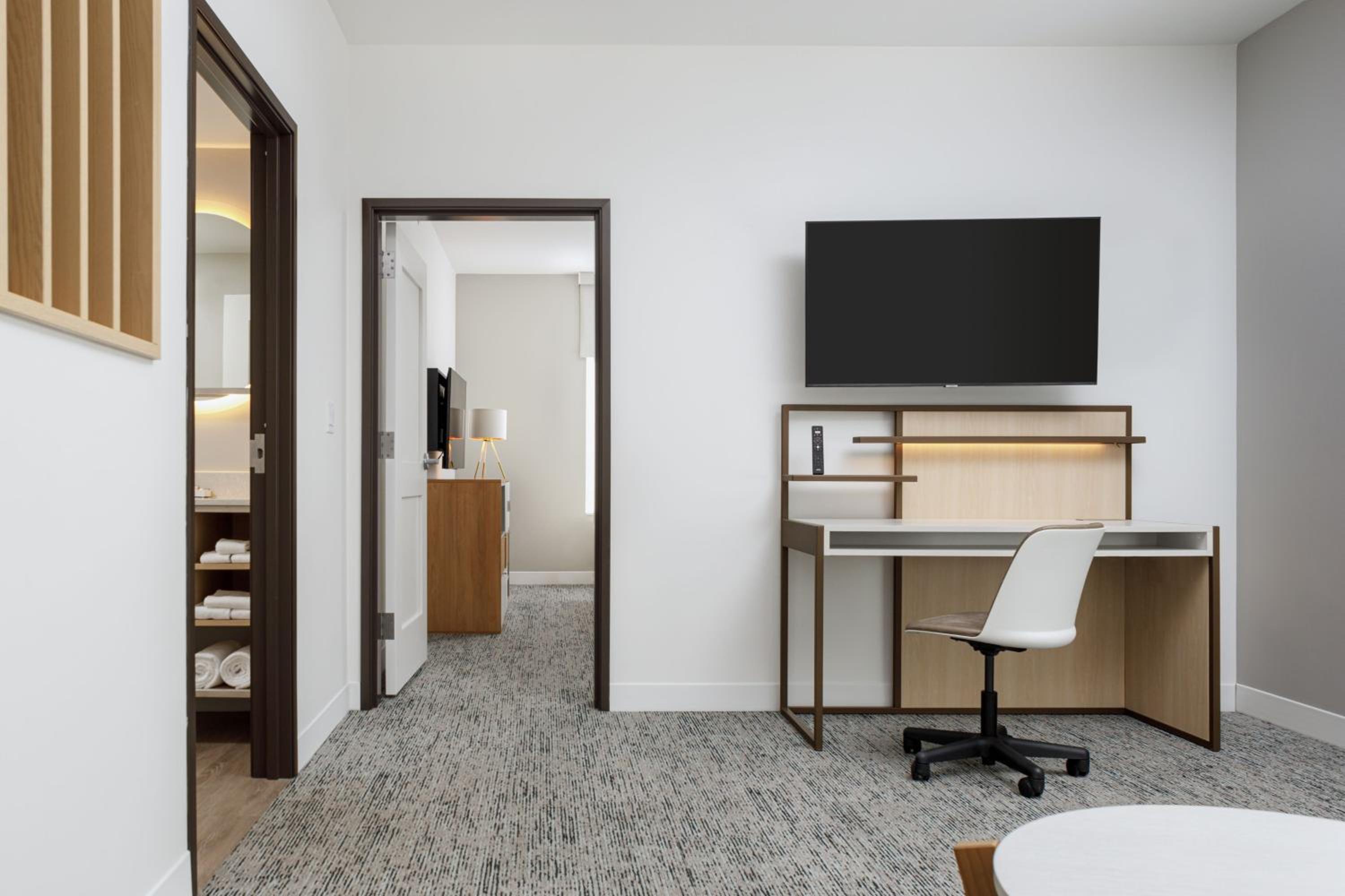 One-Bedroom King Suite with Sofa Bed  - Photo 3