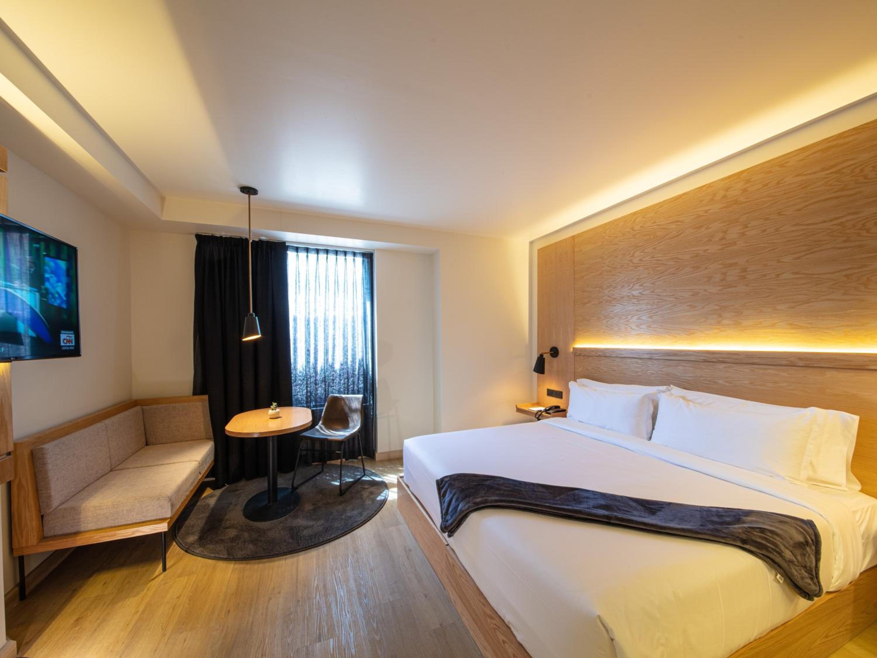 Standard King Room - Photo 6