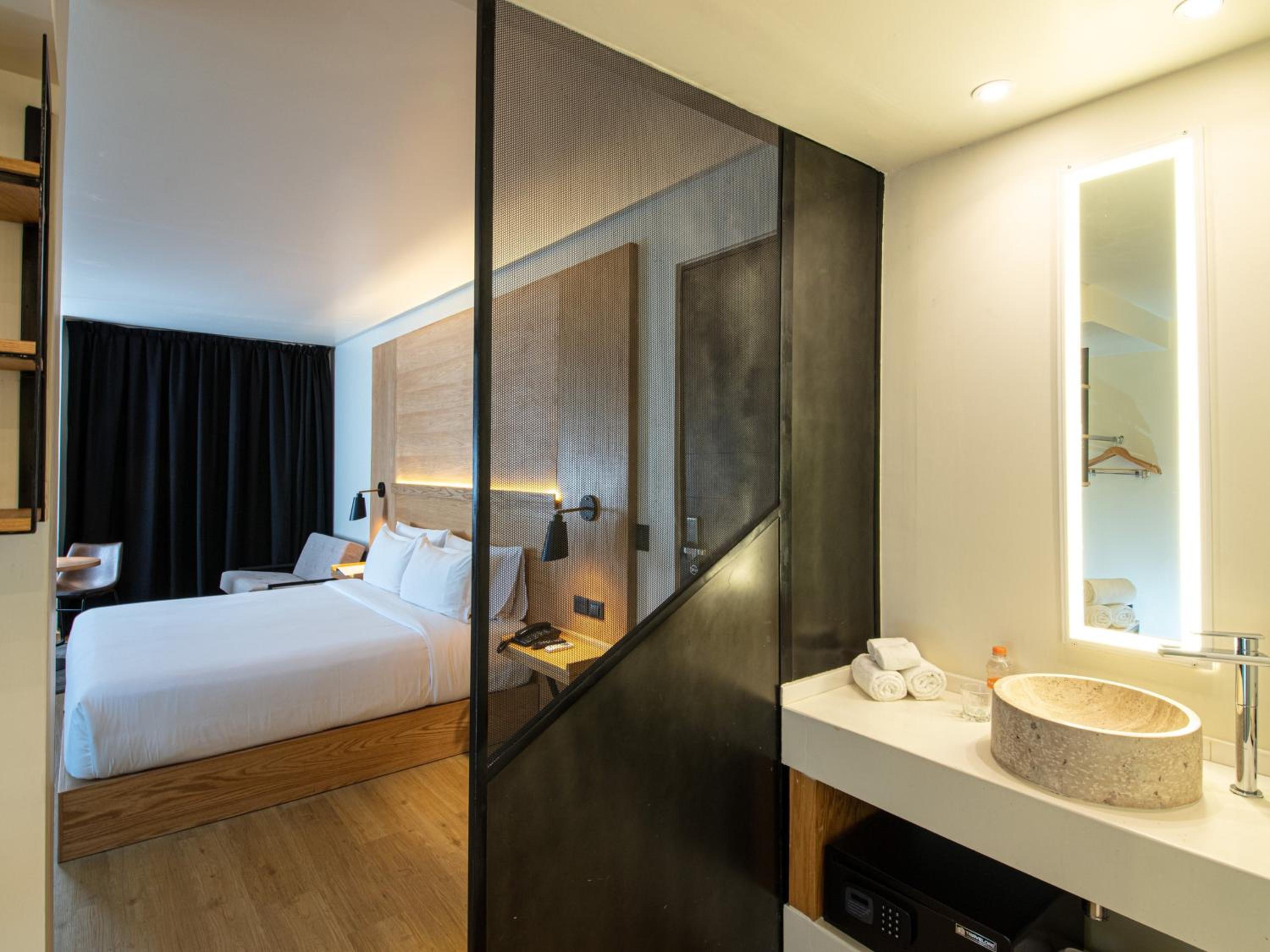 Standard King Room - Photo 4