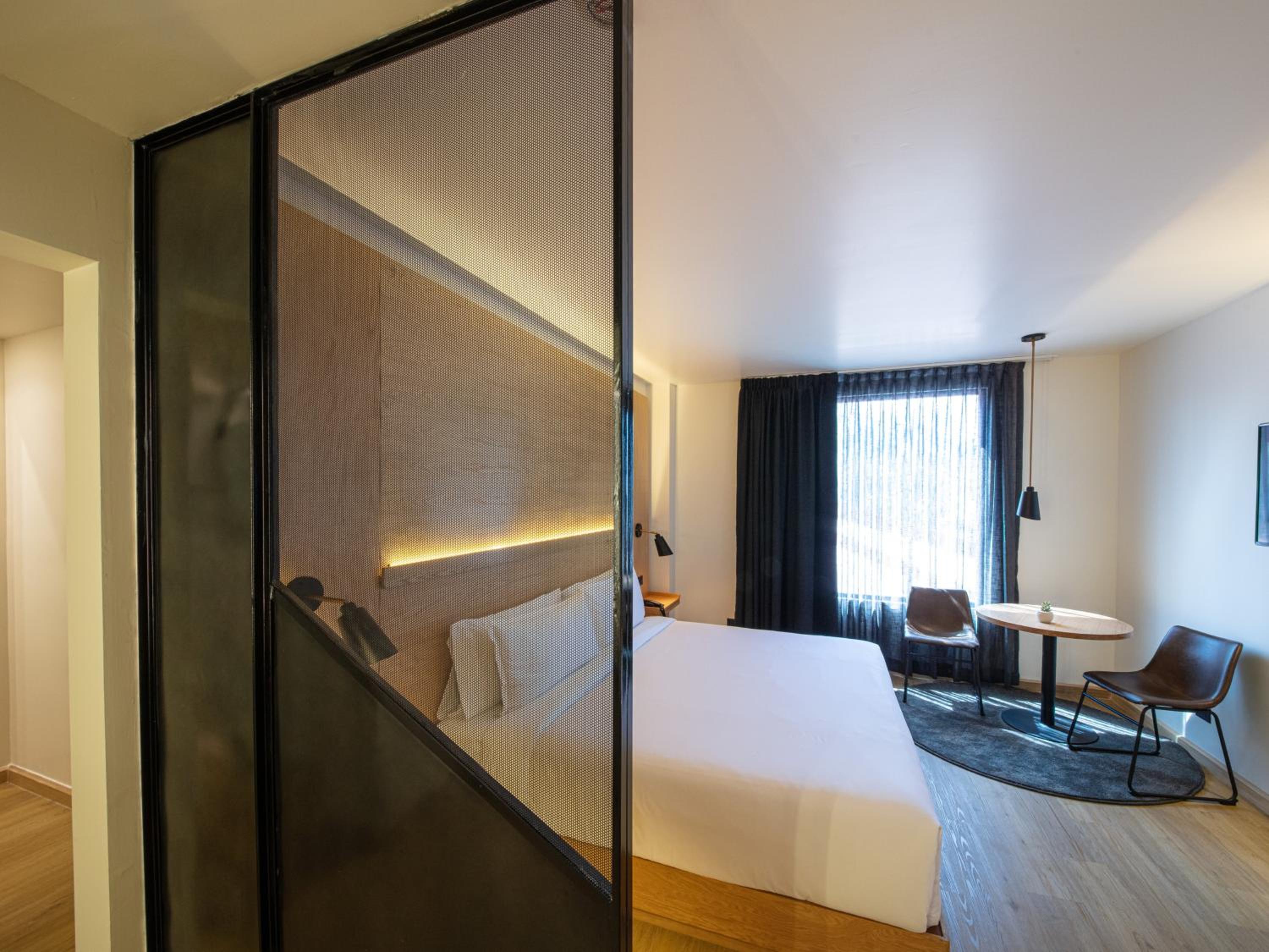 Standard King Room - Photo 7