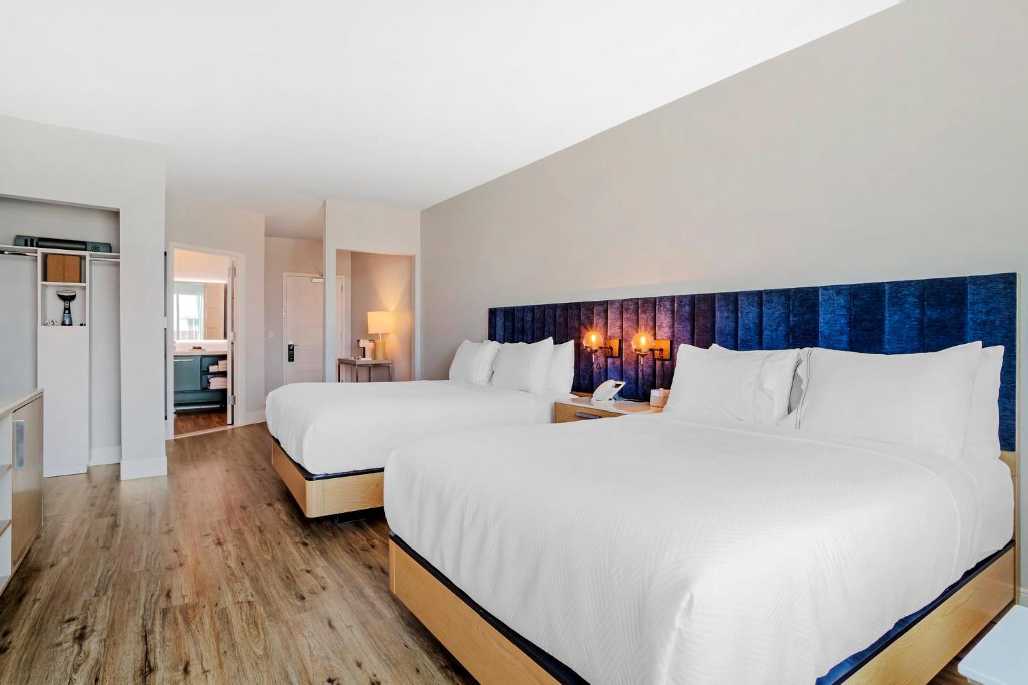 Standard Room with Two Queen Beds - Photo 9