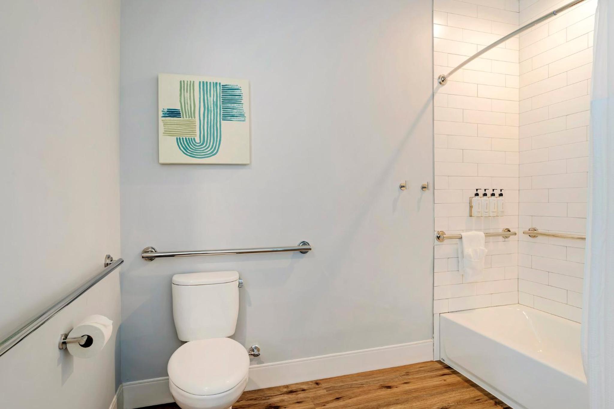 One-Bedroom Suite - Communications/Mobility Accessible with Tub