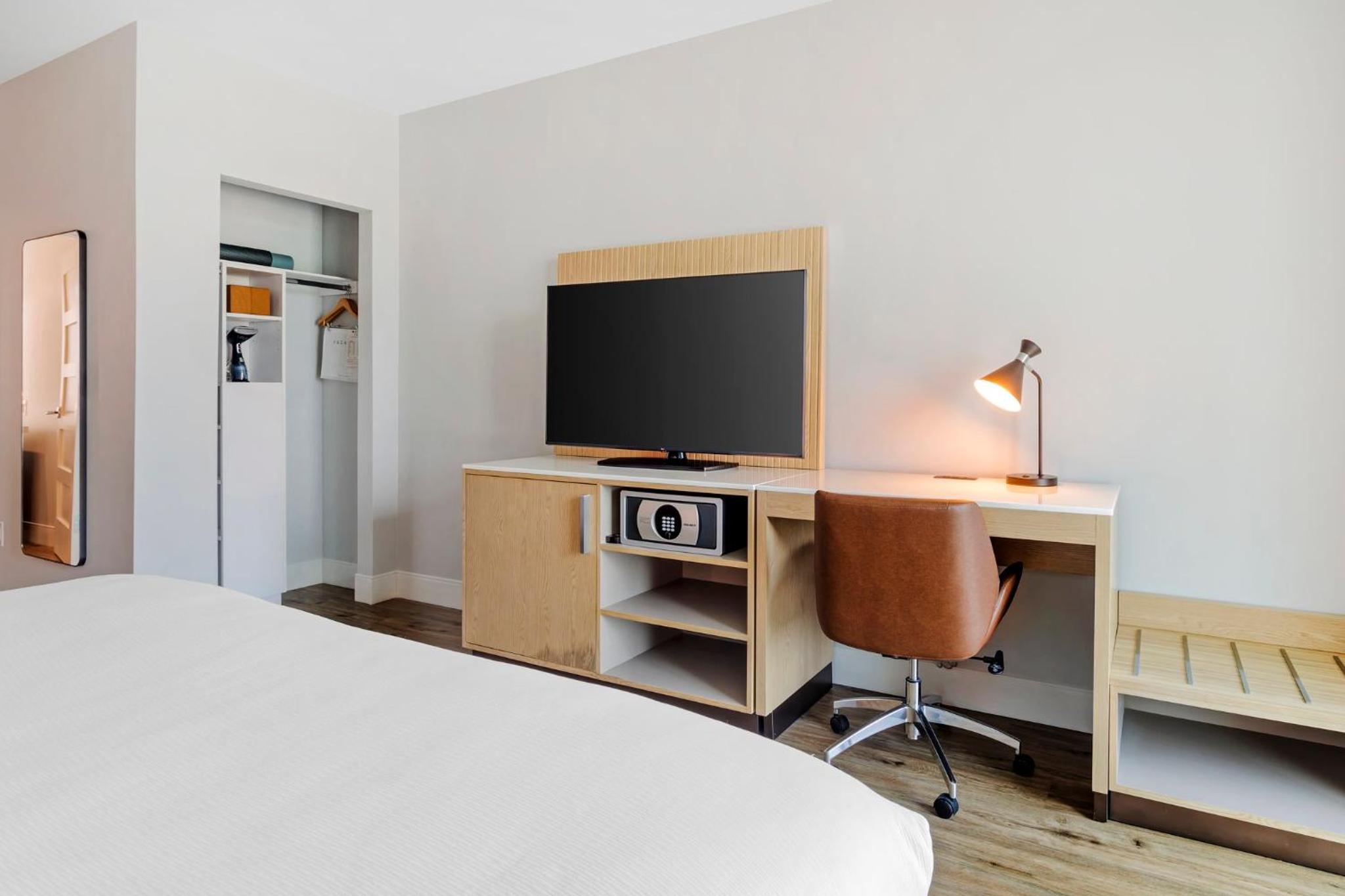 Premium King Room - Communications and Mobility Accessible - Photo 6