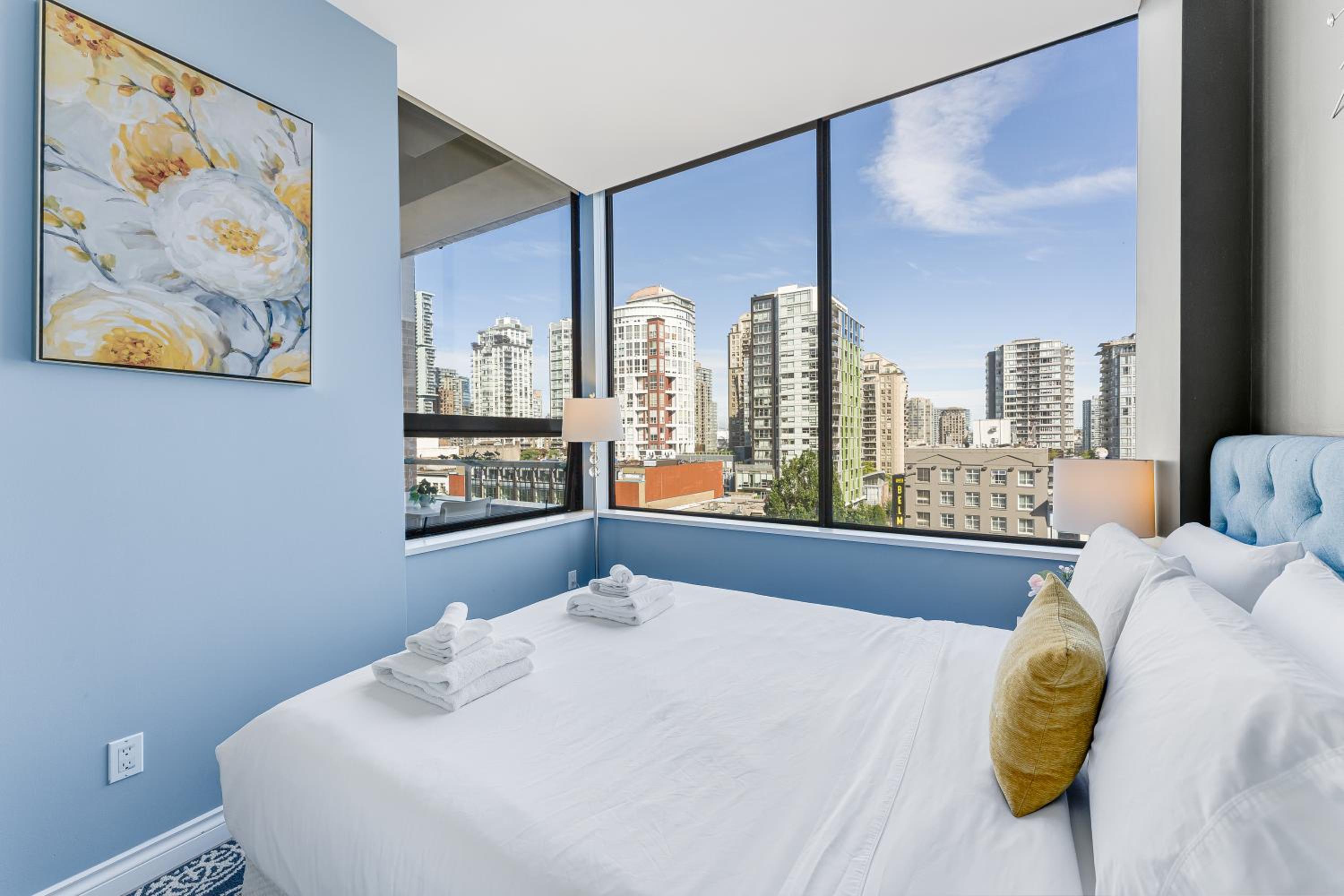 Apartment with Balcony photo 2