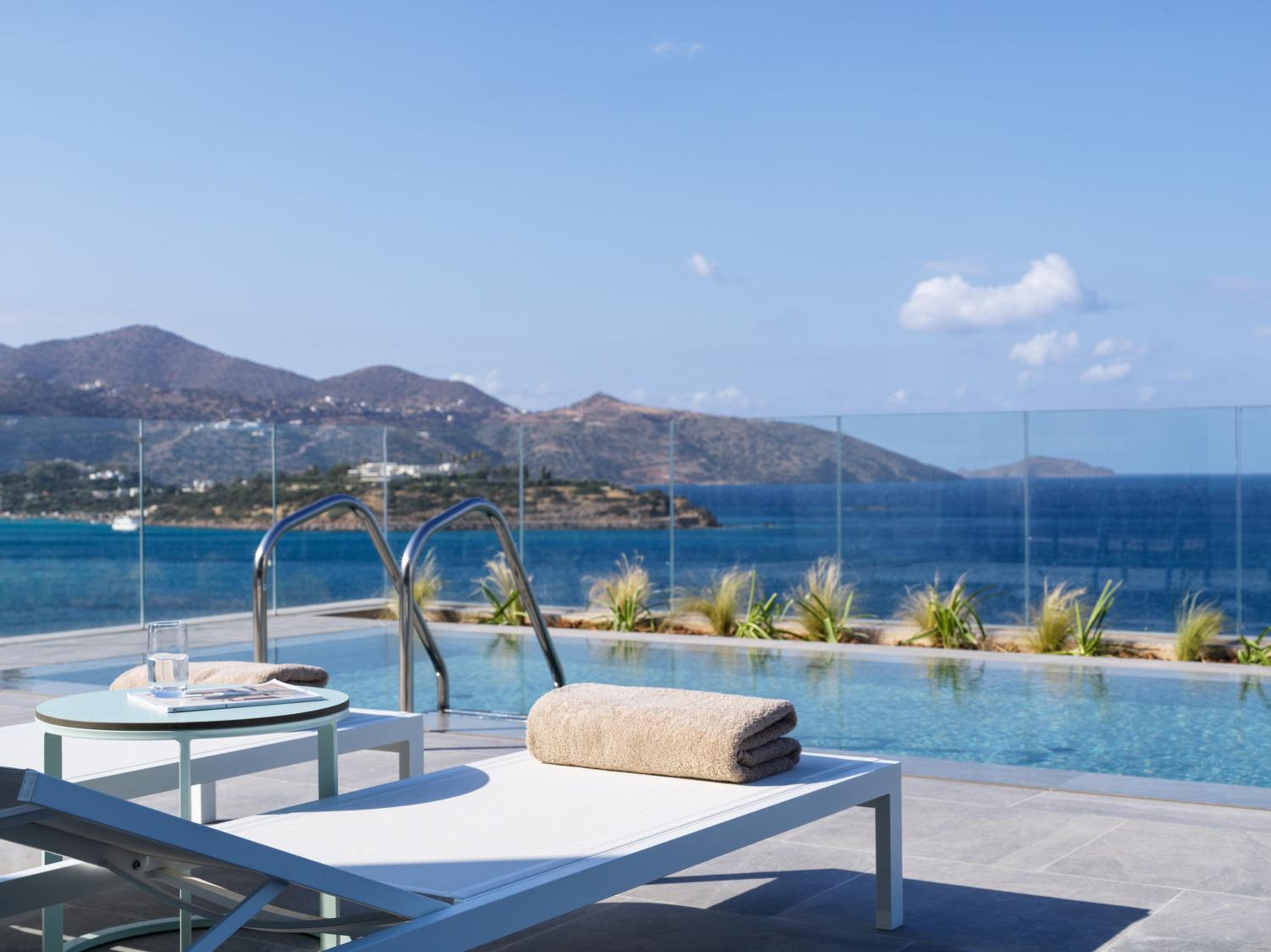 Premium King Room with Shared Pool and Sofa Bed - Sea View