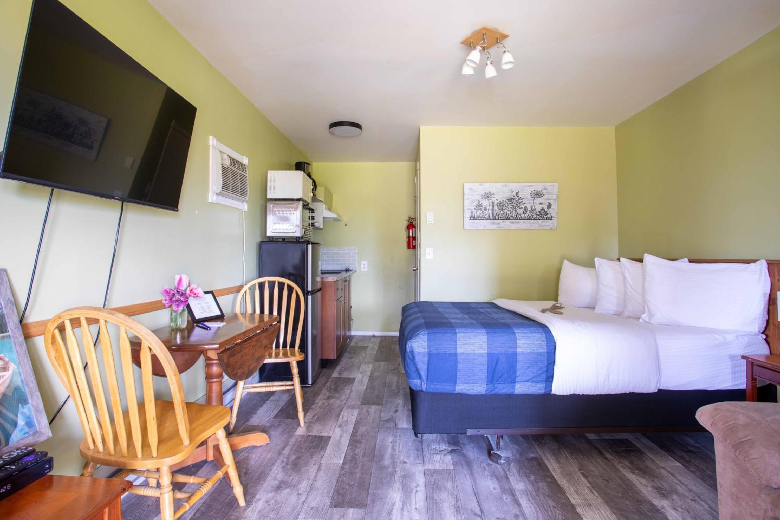 Standard Queen Room