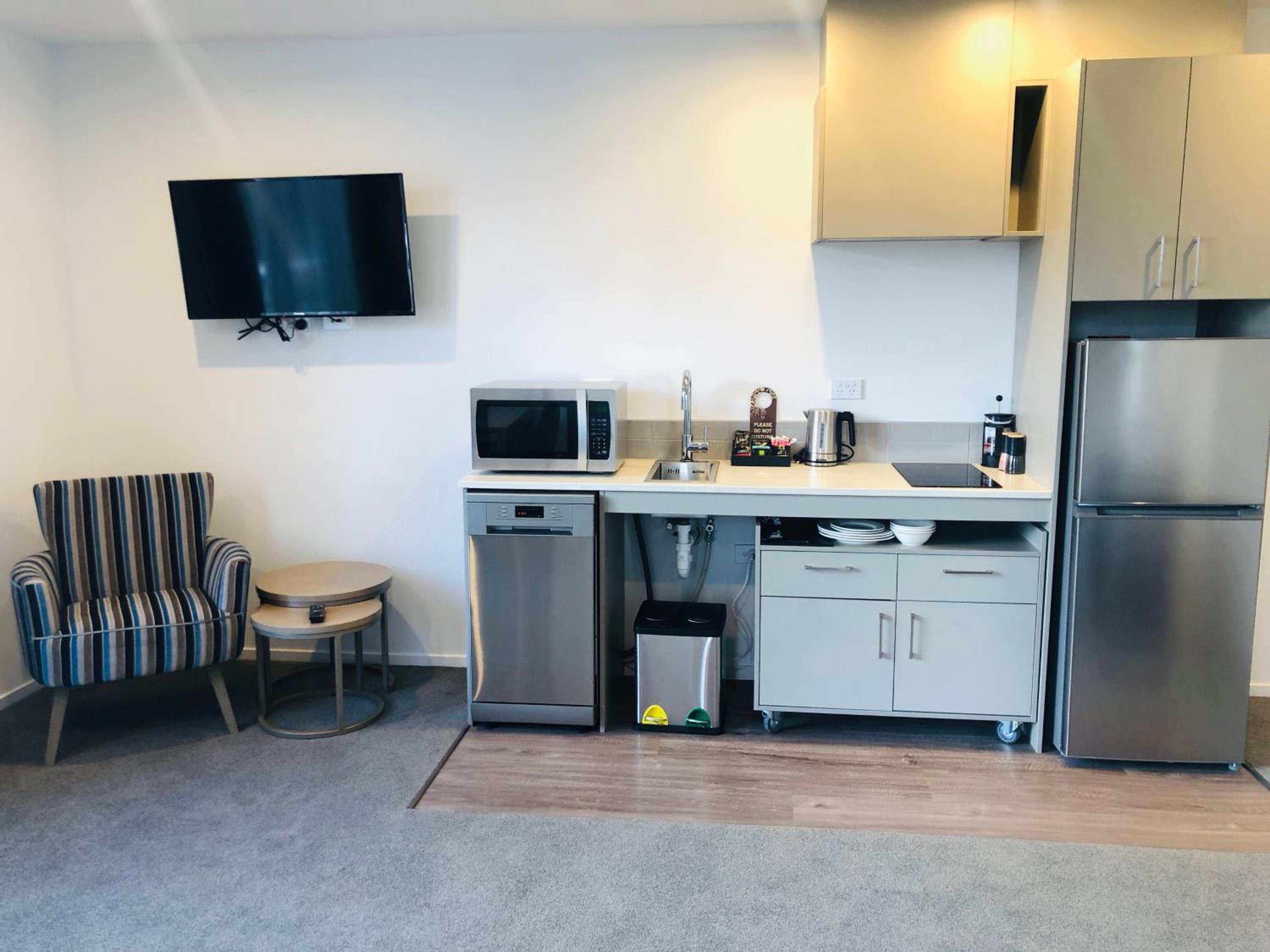 One-Bedroom Accessible Apartment - Lake View - Photo 2