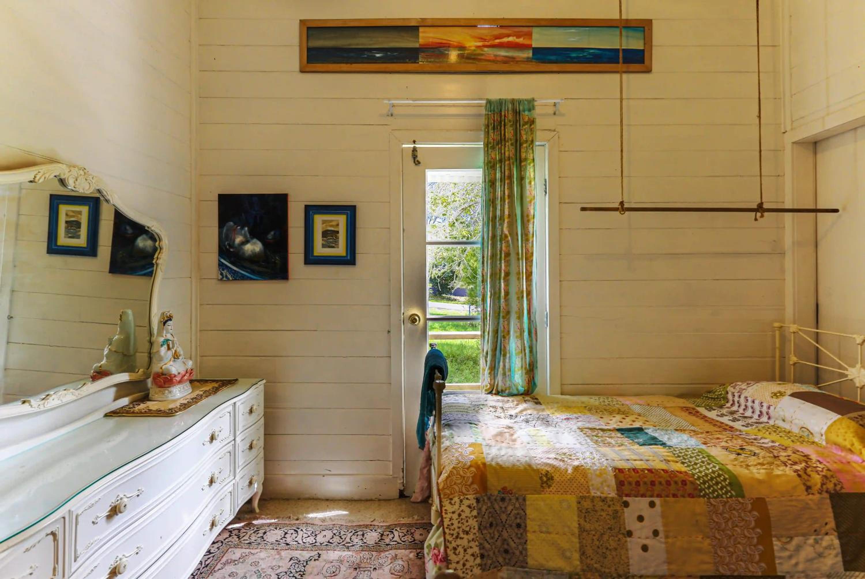Queen Room photo 1