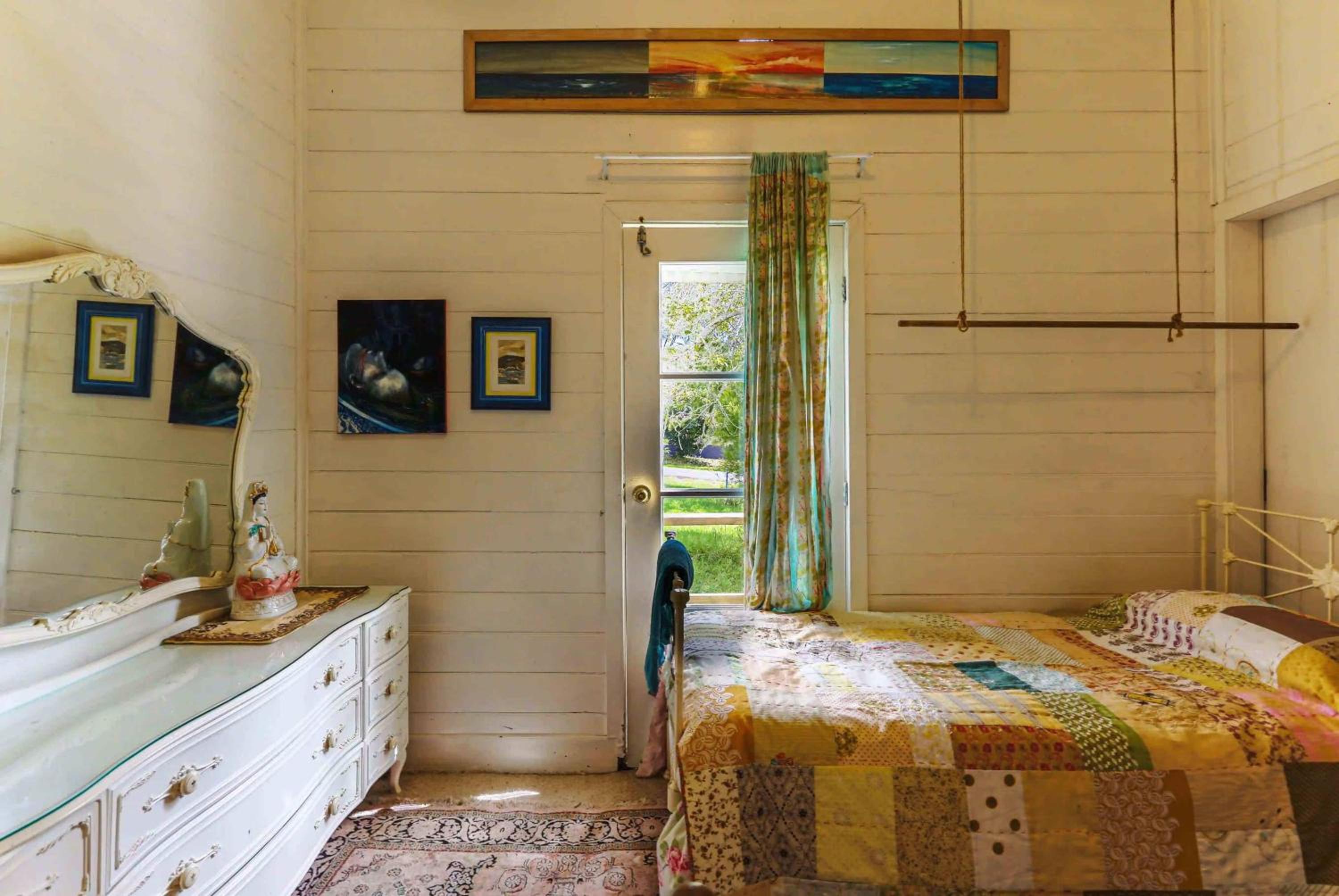Queen Room photo 2
