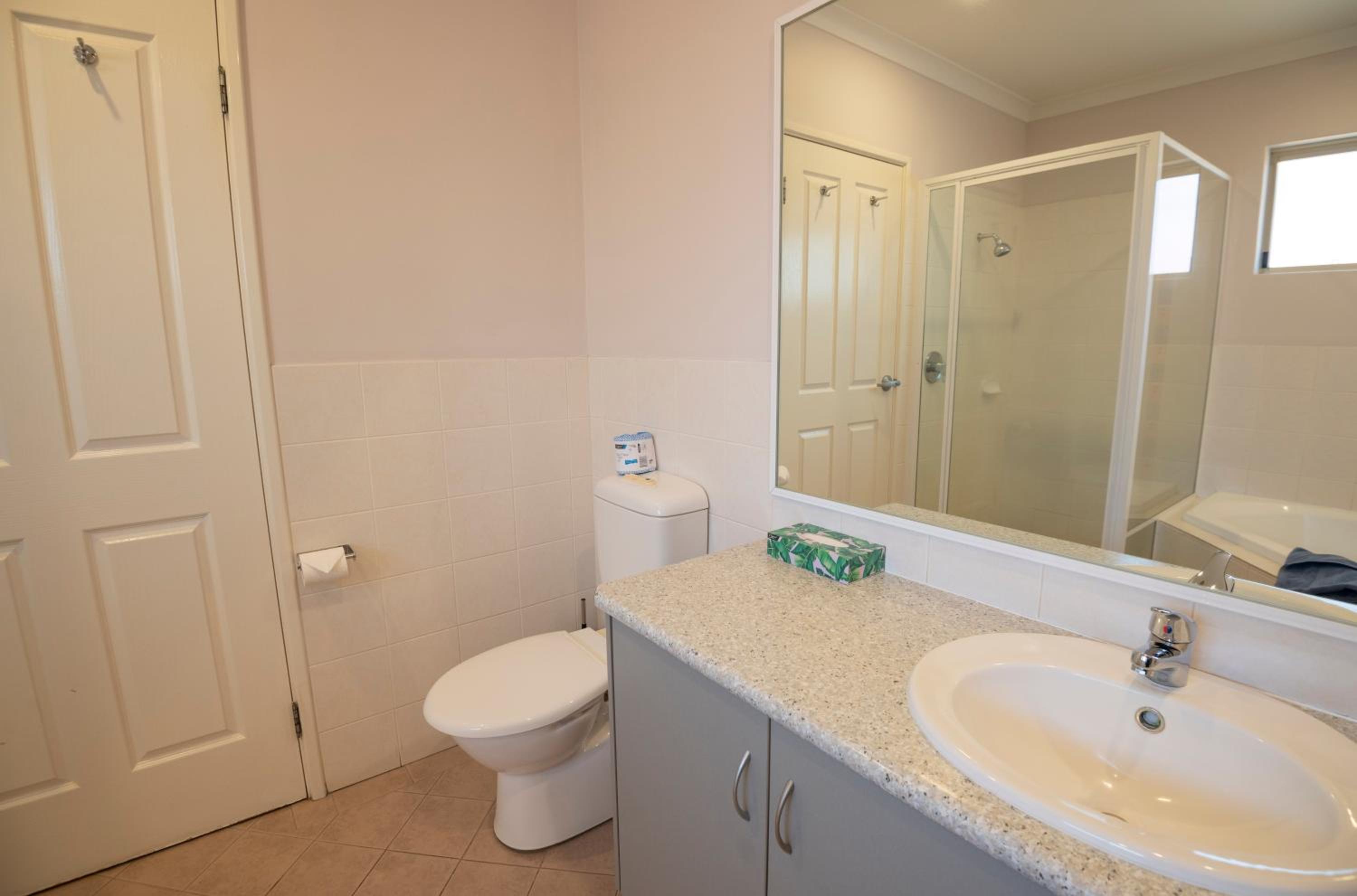Studio Spa Apartment - Queen photo 3