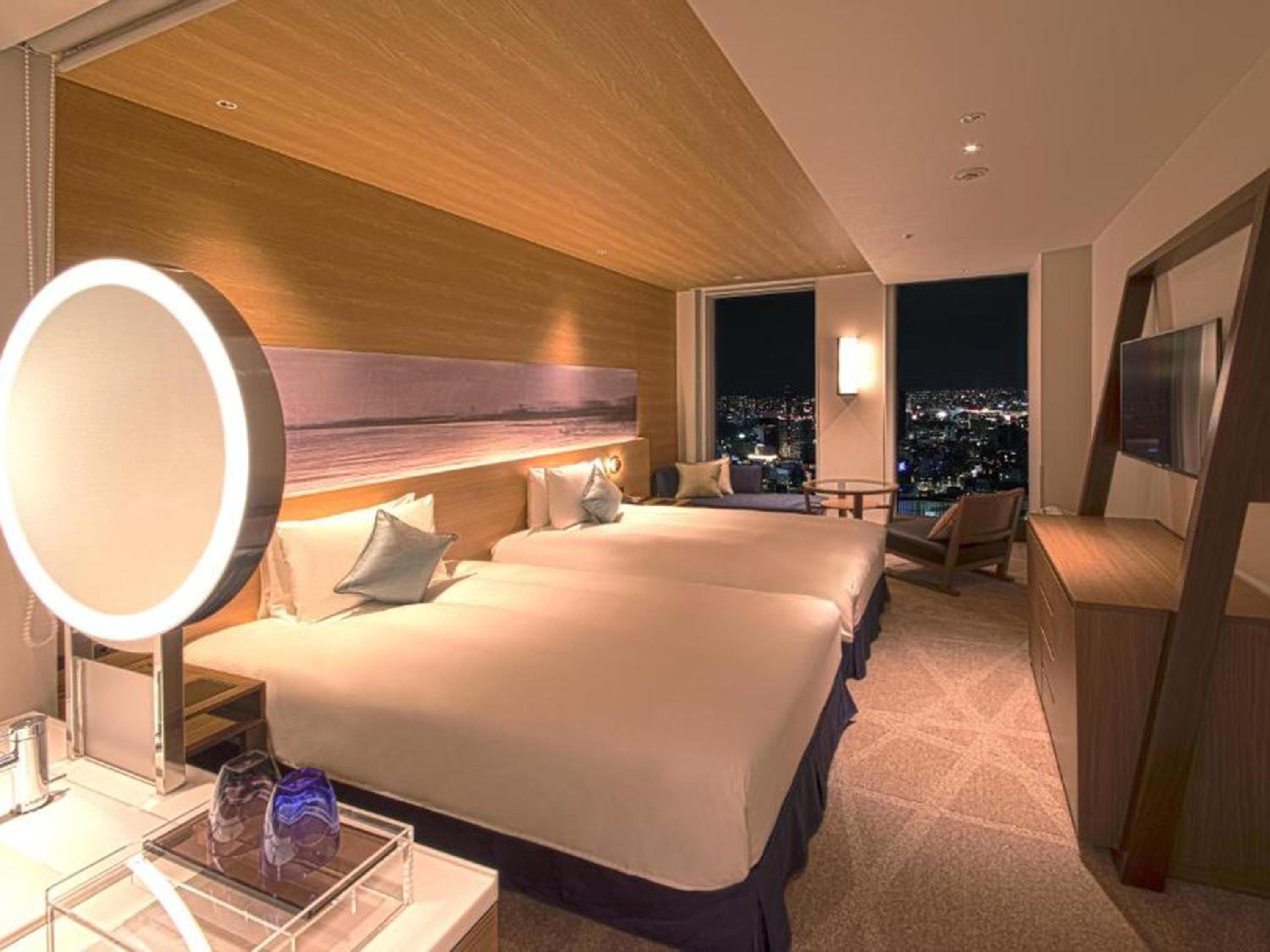Top Floor (36th FL) Superior Twin Room with Club Lounge Access
