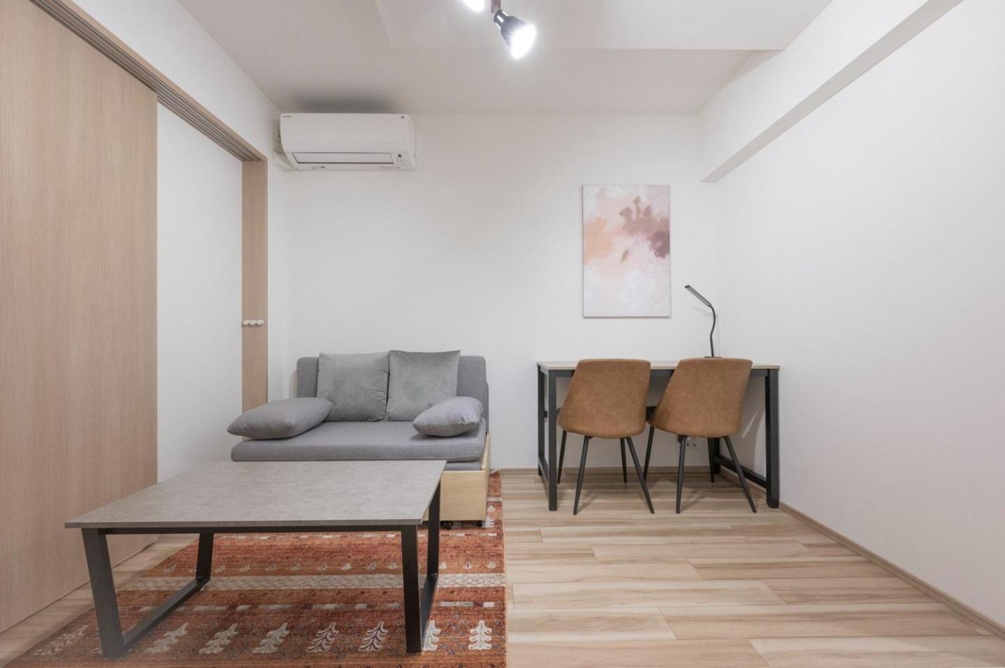 One-Bedroom Apartment photo 1