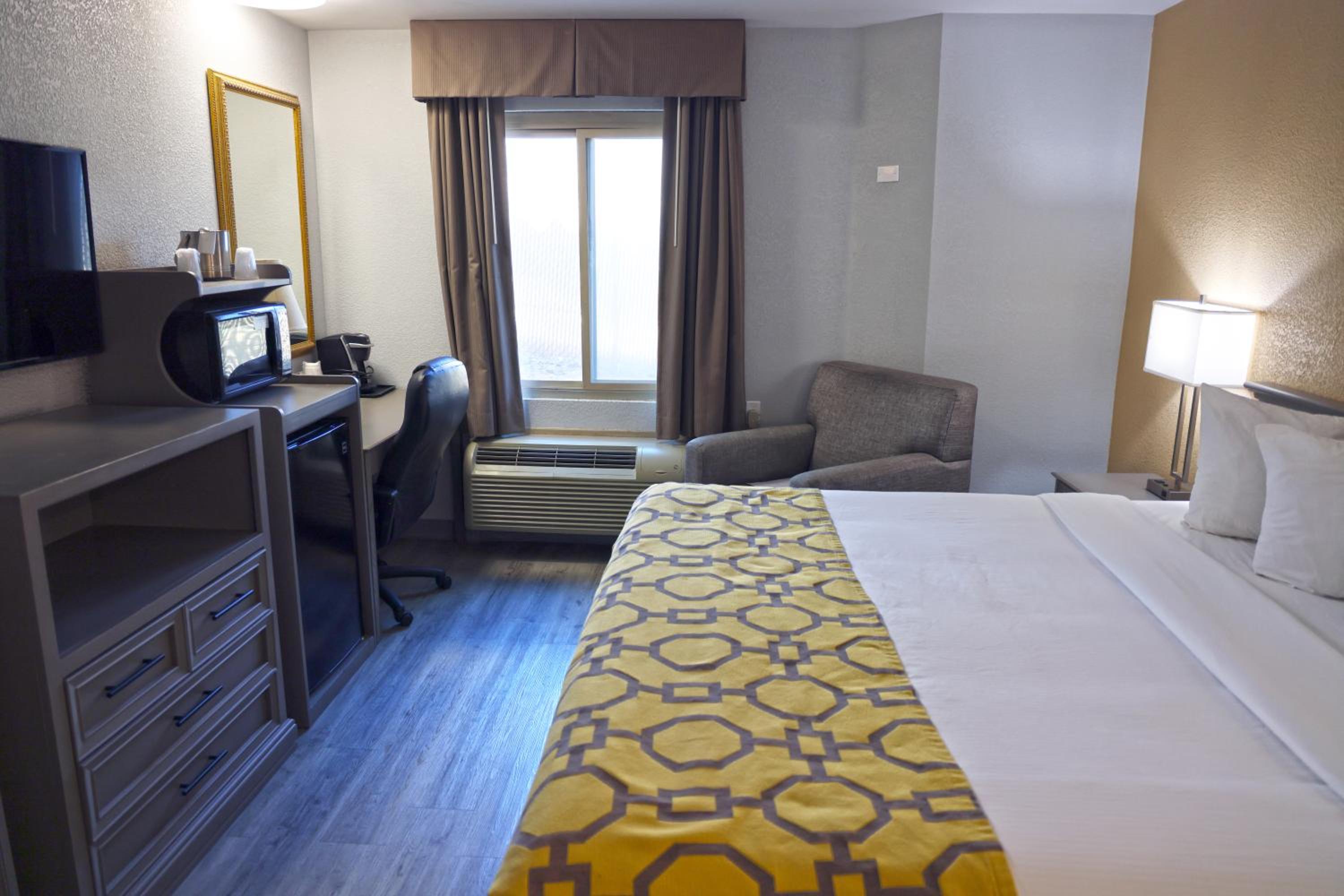 King Room - Non-Smoking - Photo 3