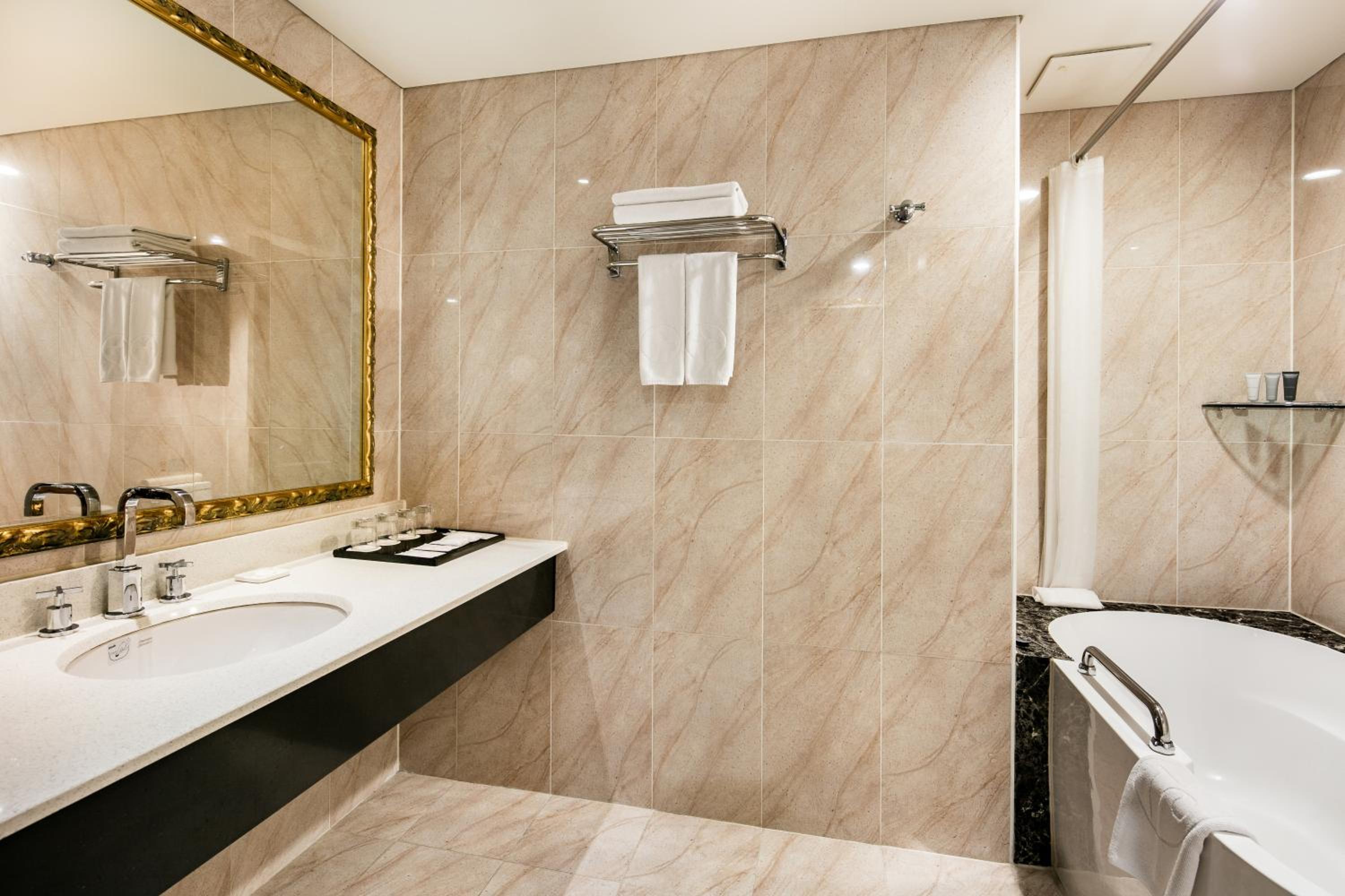 Atrium Suite Family - Photo 4