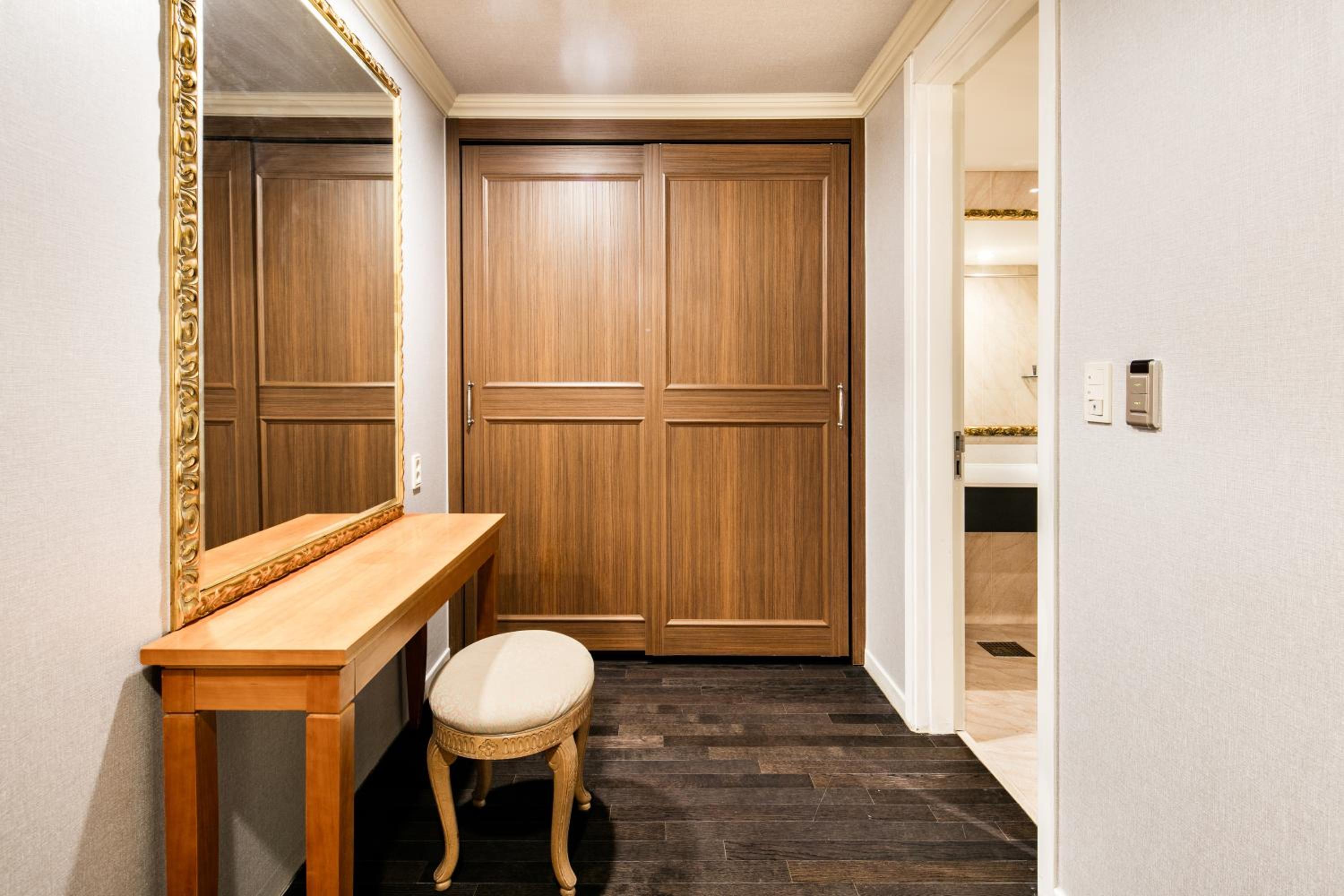 Atrium Suite Family - Photo 7