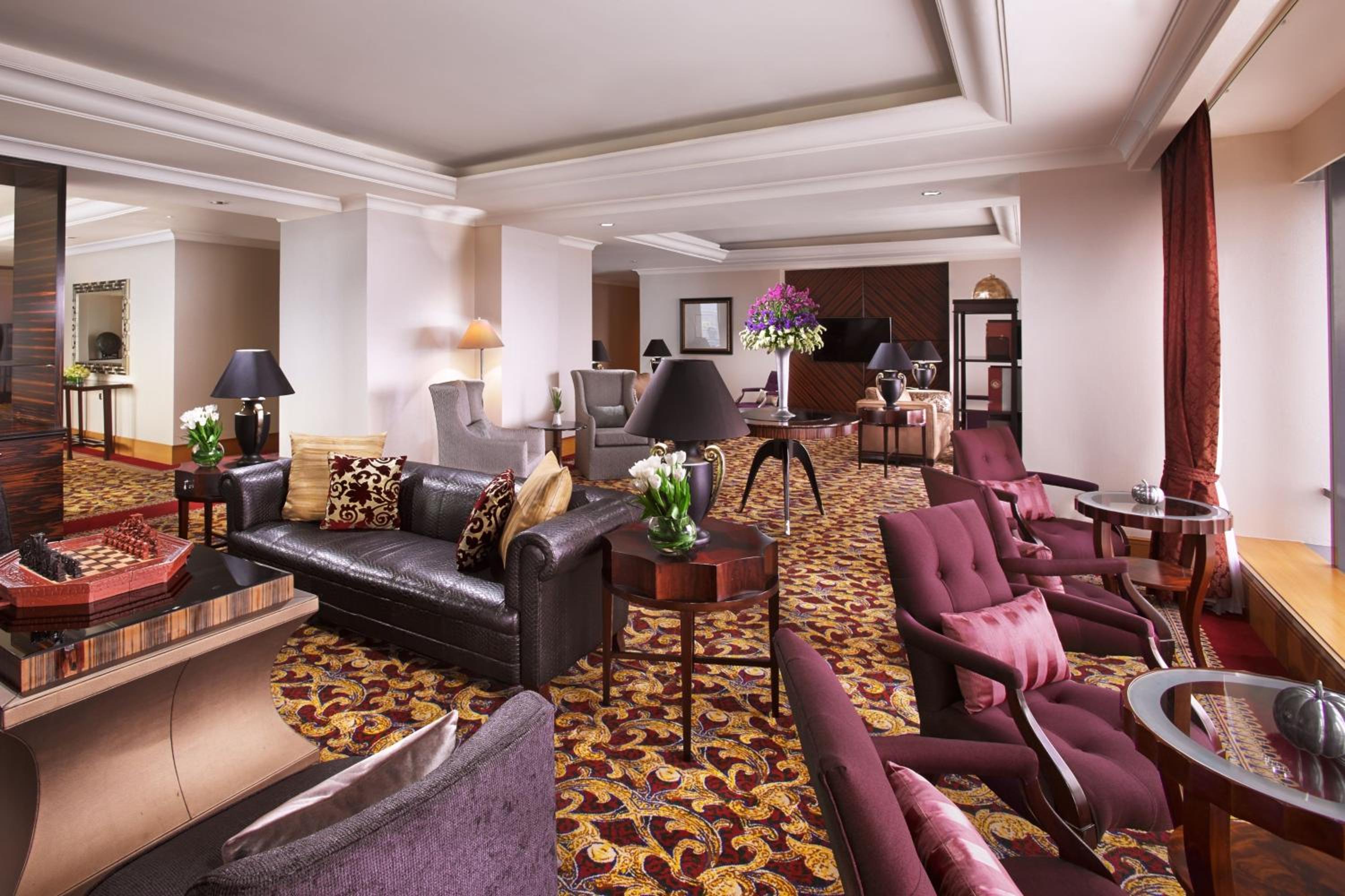 Grand Studio (Club Lounge Access), 1 King Bed, City View - Photo 3