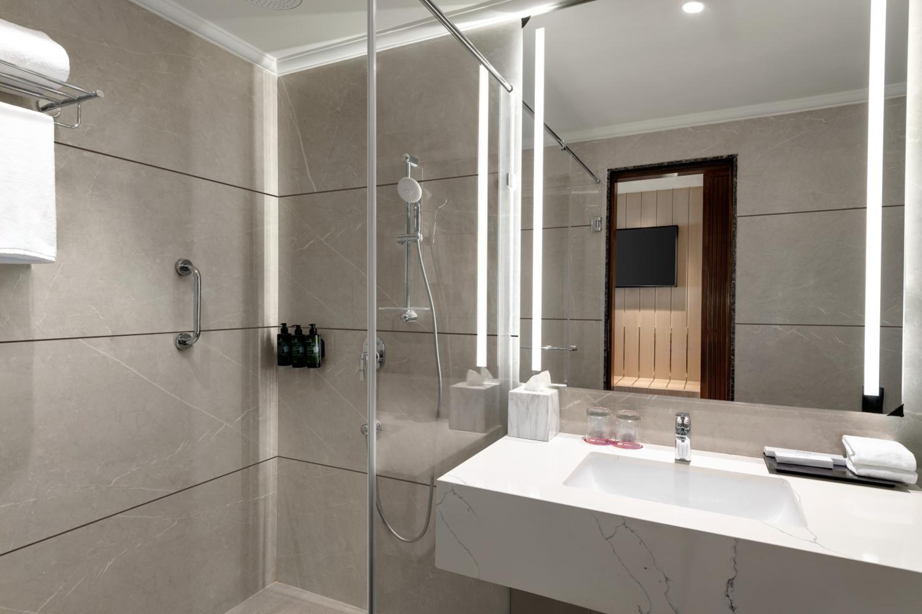 Deluxe King Room - Photo 2