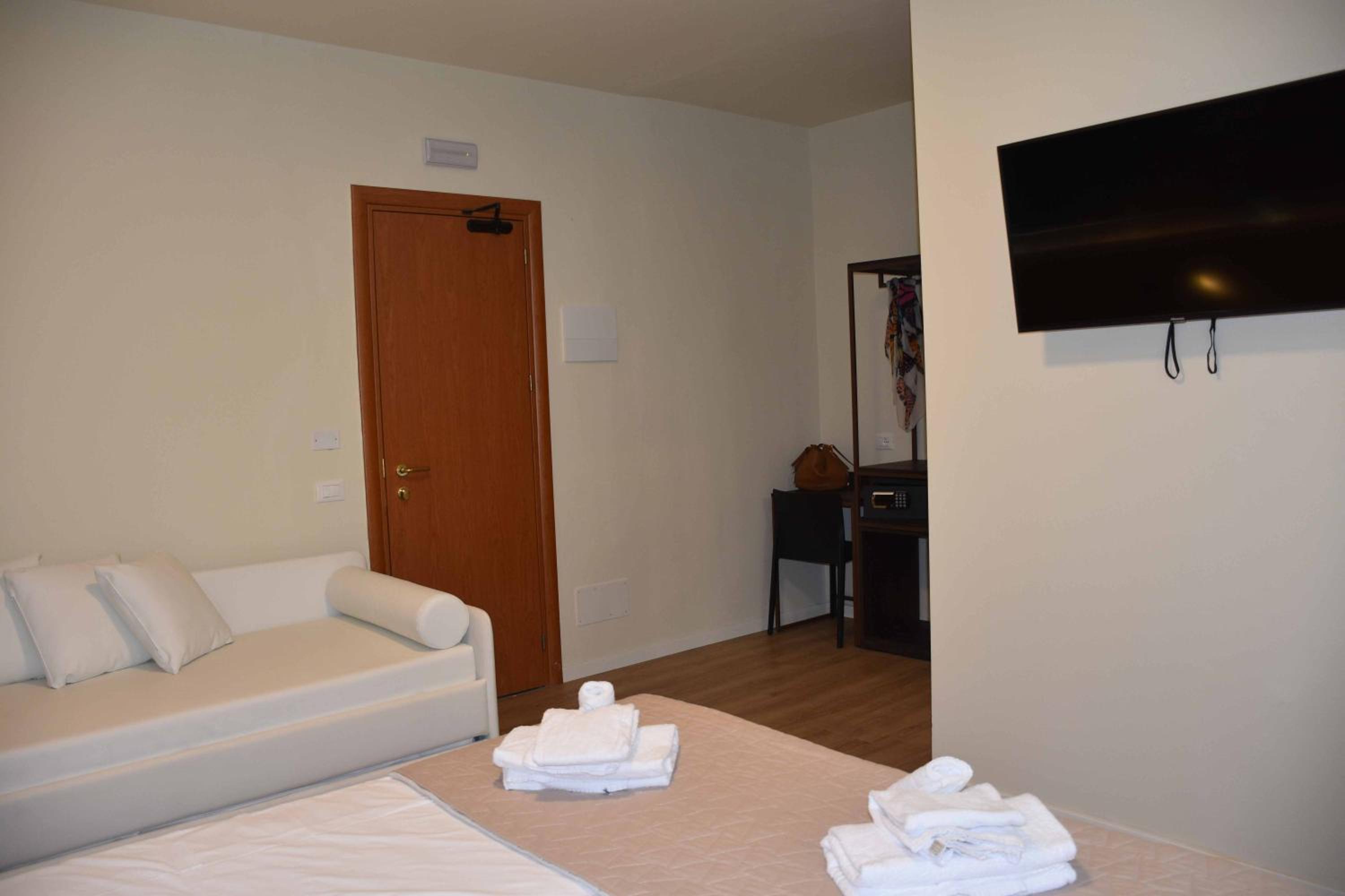 Quadruple Room with Balcony photo 2