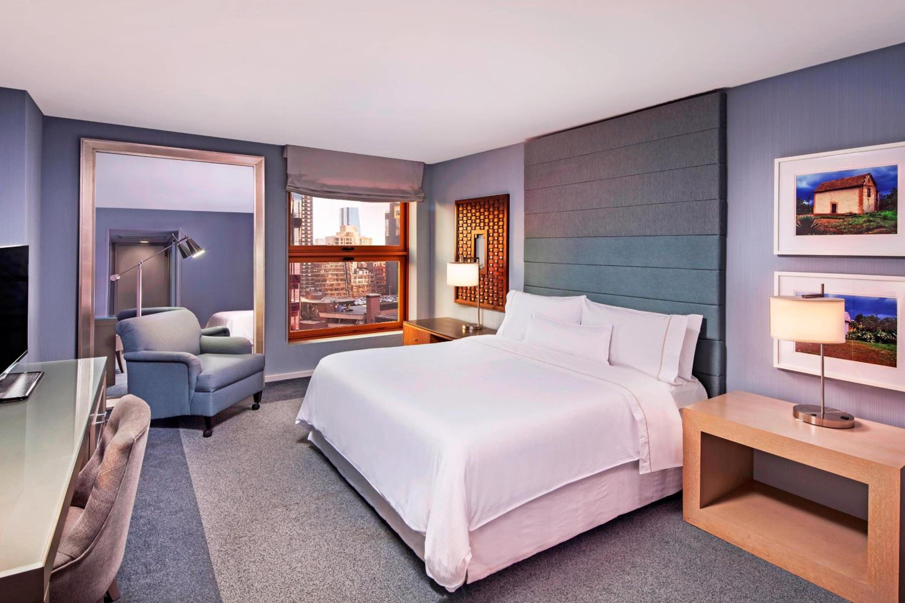 Grand Deluxe Corner King, Larger Guest room, 1 King thumbnail 5