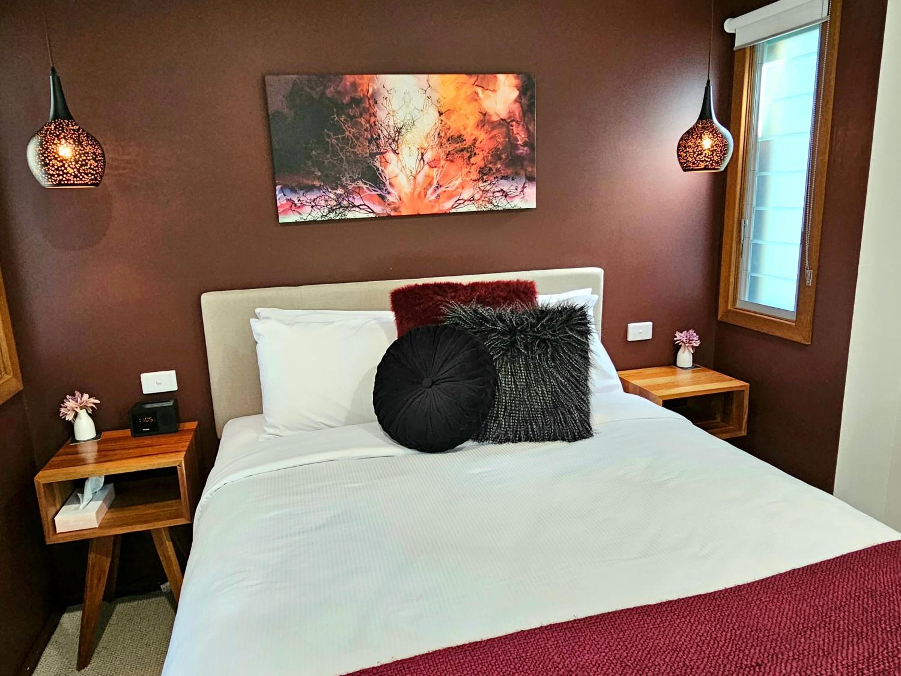 Deluxe Suite with Spa Bath - Photo 17