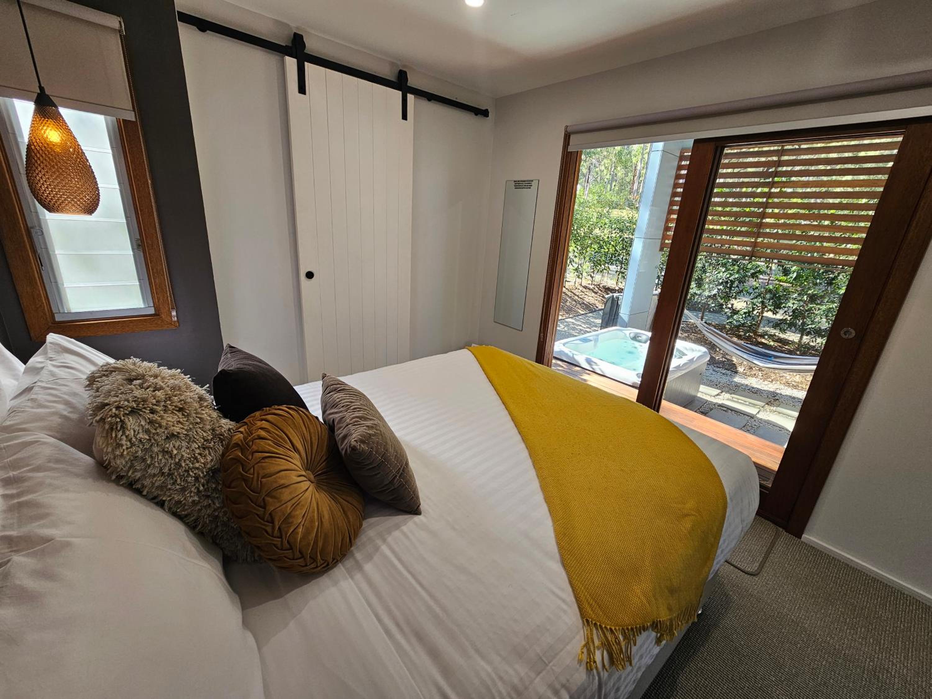 Deluxe Suite with Spa Bath - Photo 3