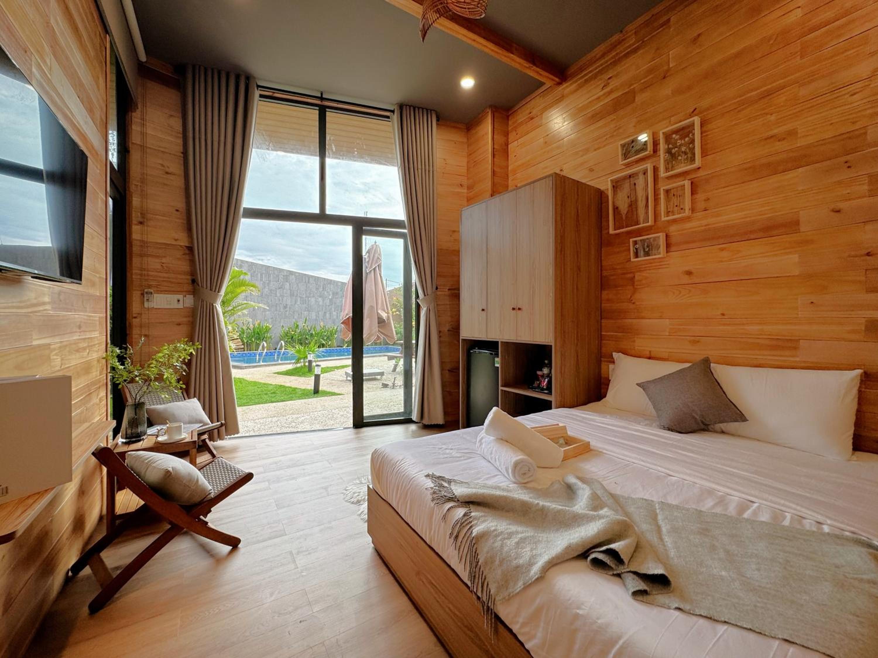 King Room with Pool View photo 2
