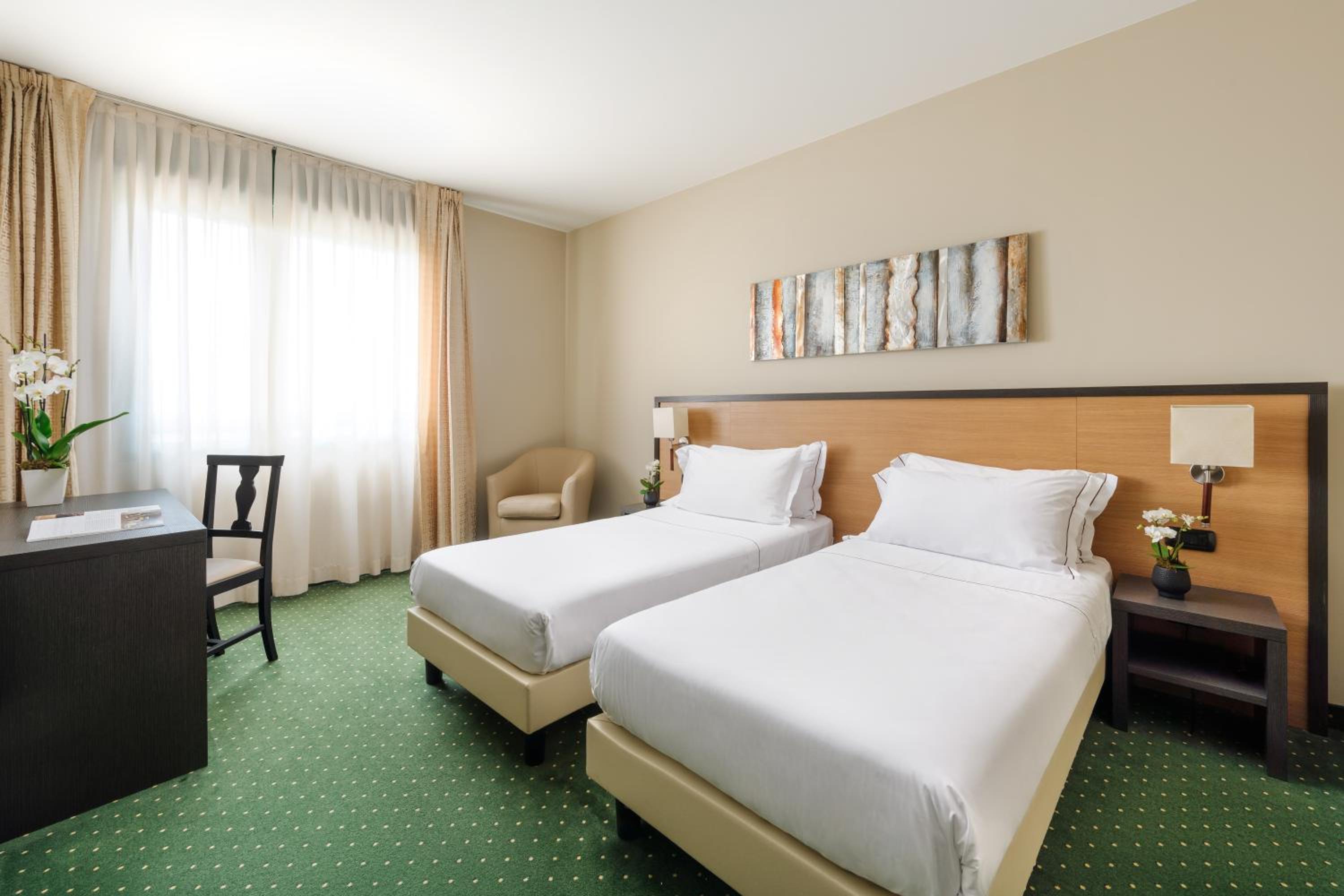 Business Double Room - Photo 1