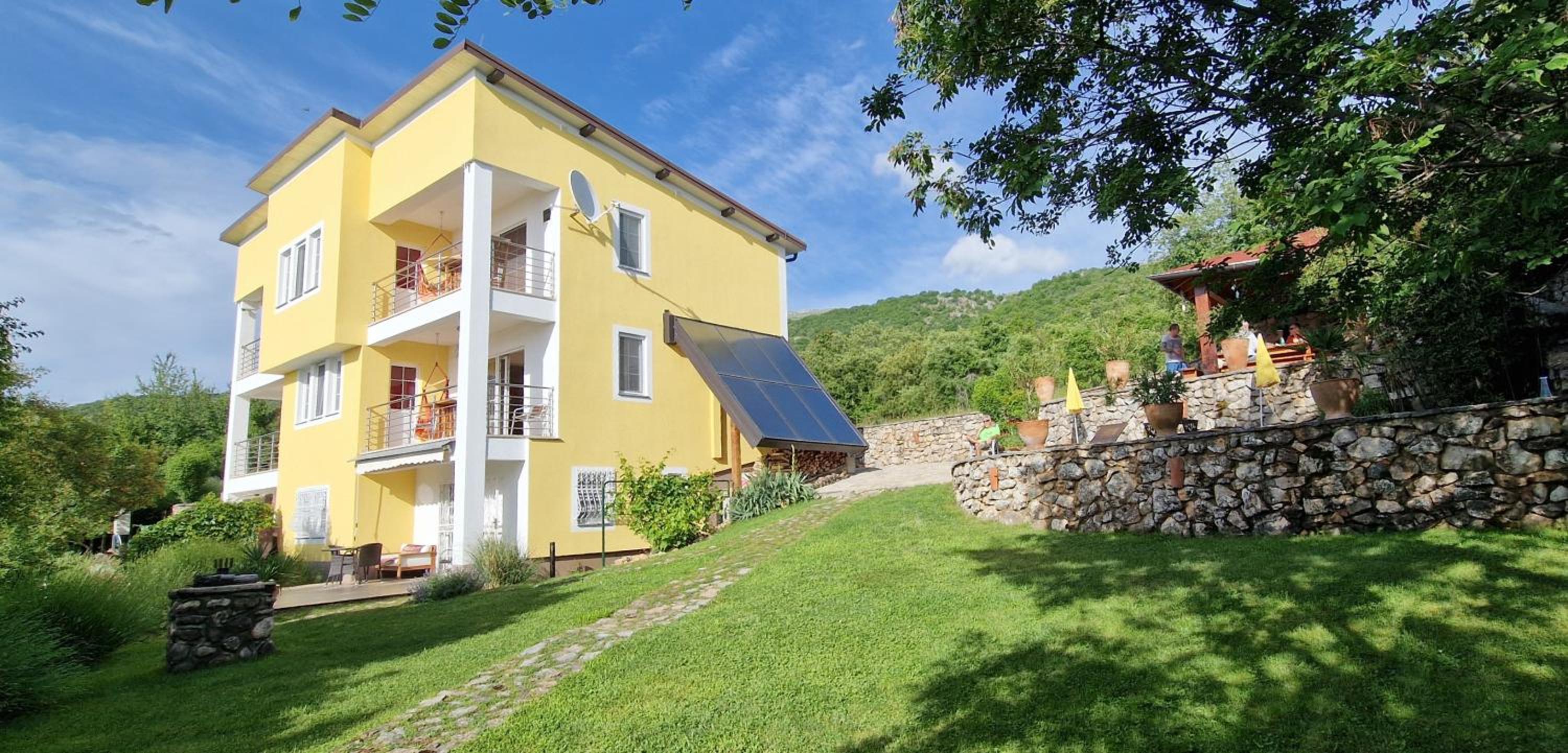 One-Bedroom Apartment with Lake View - 2 photo 2
