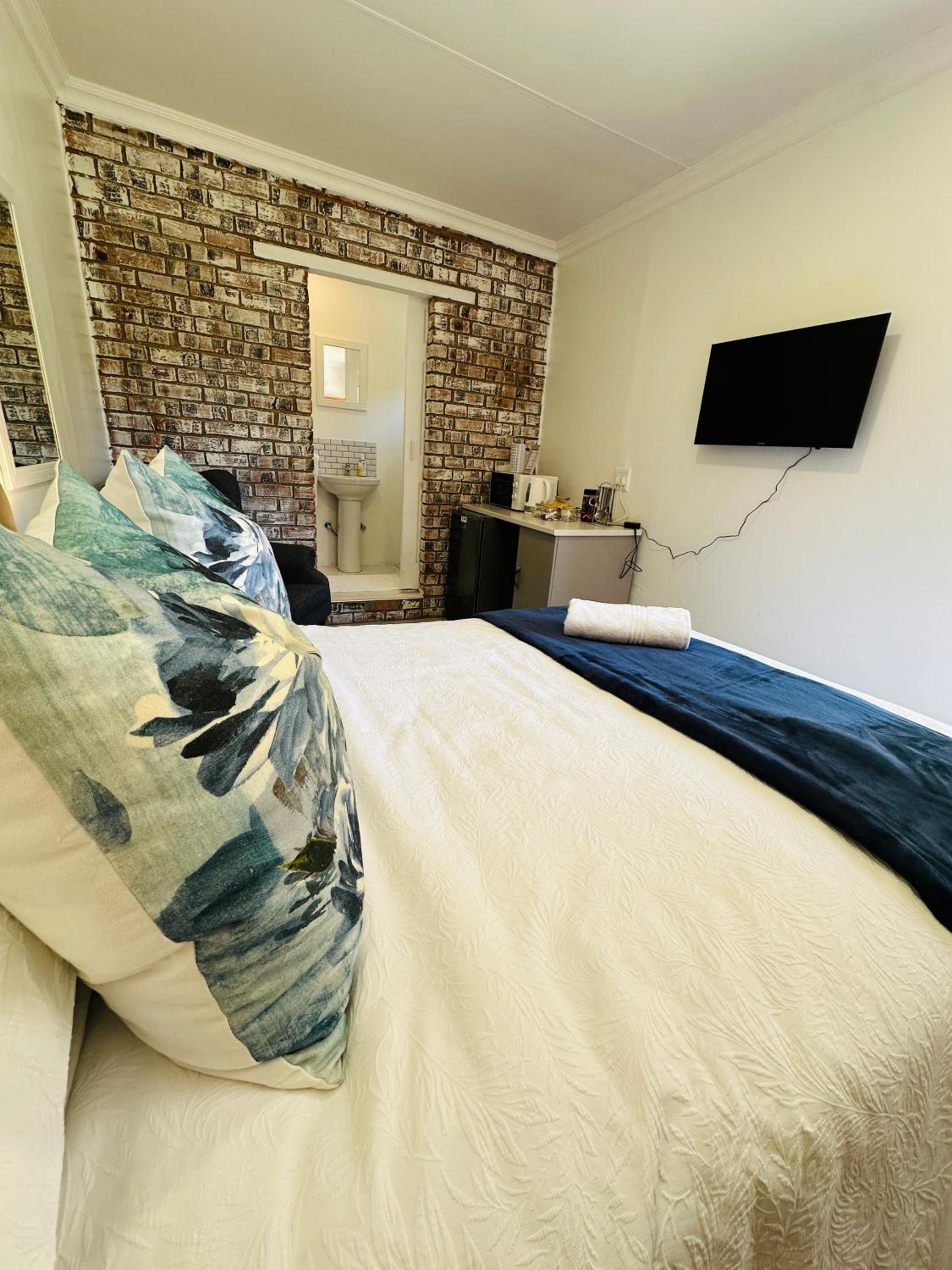 Budget Double Room photo 2