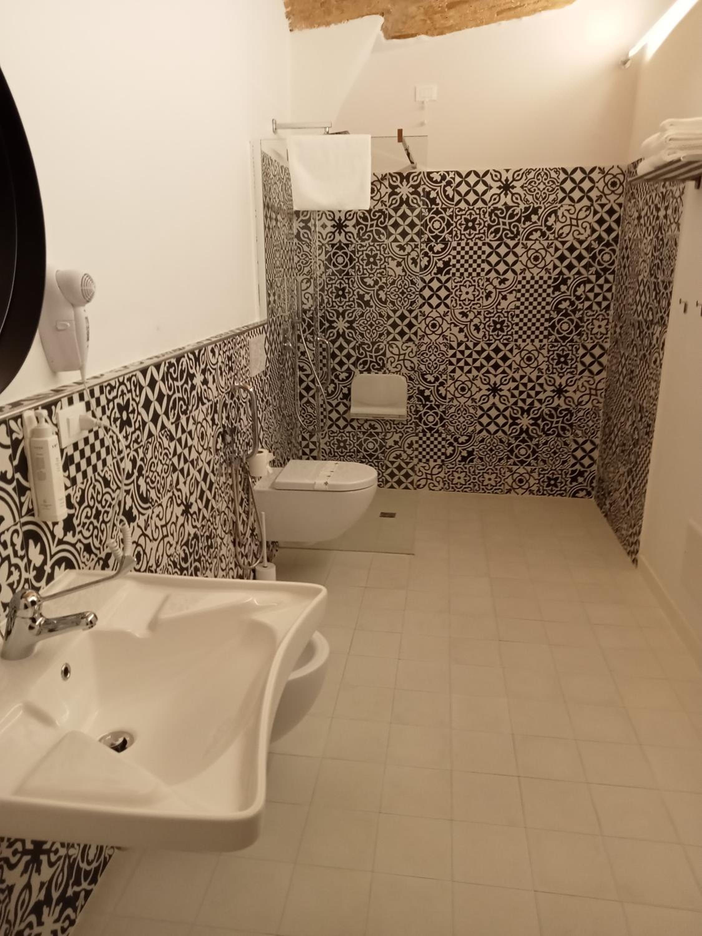 Double Room - Disability Access - Photo 4