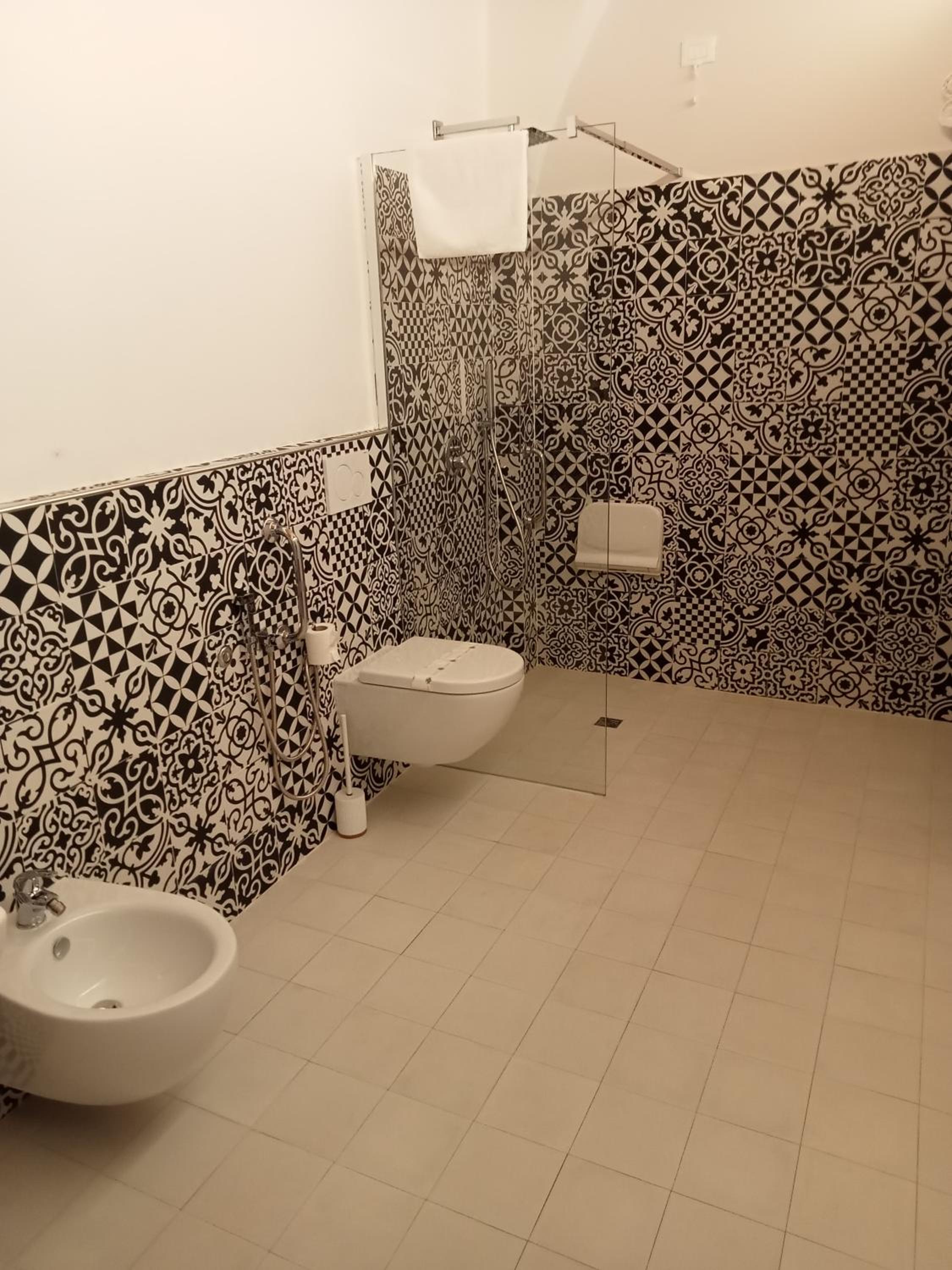 Double Room - Disability Access - Photo 5