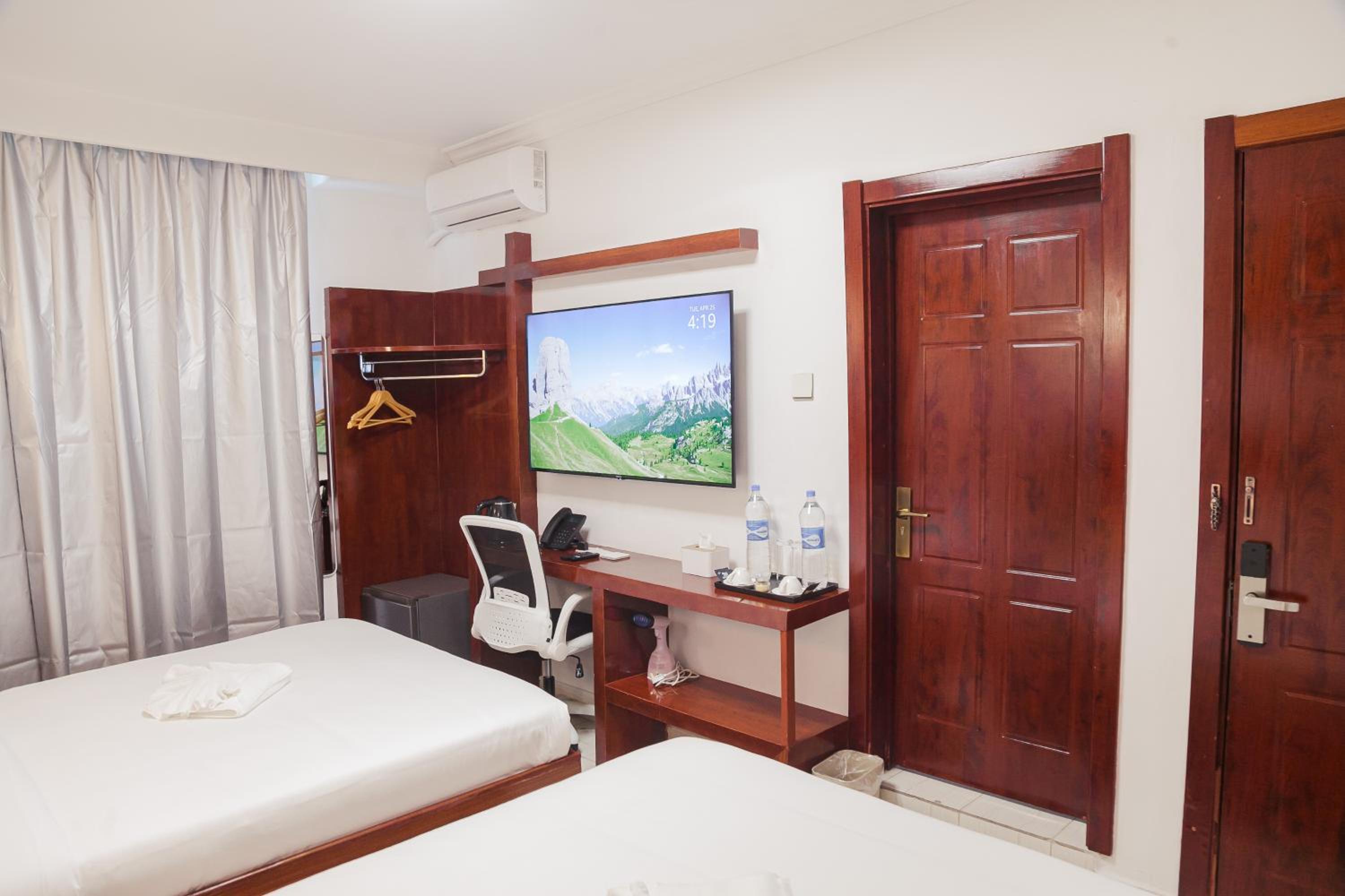 Budget Twin Room - Photo 7