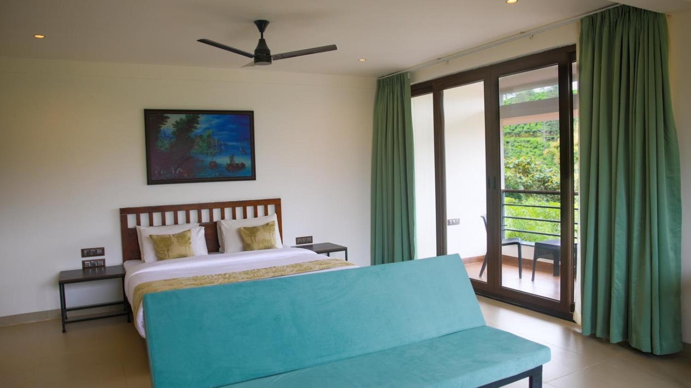 Deluxe King Room - Photo 13