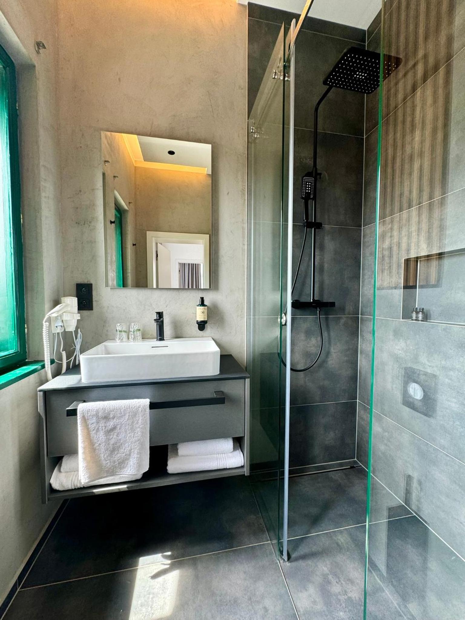 Deluxe Double Room in Building B - Photo 13