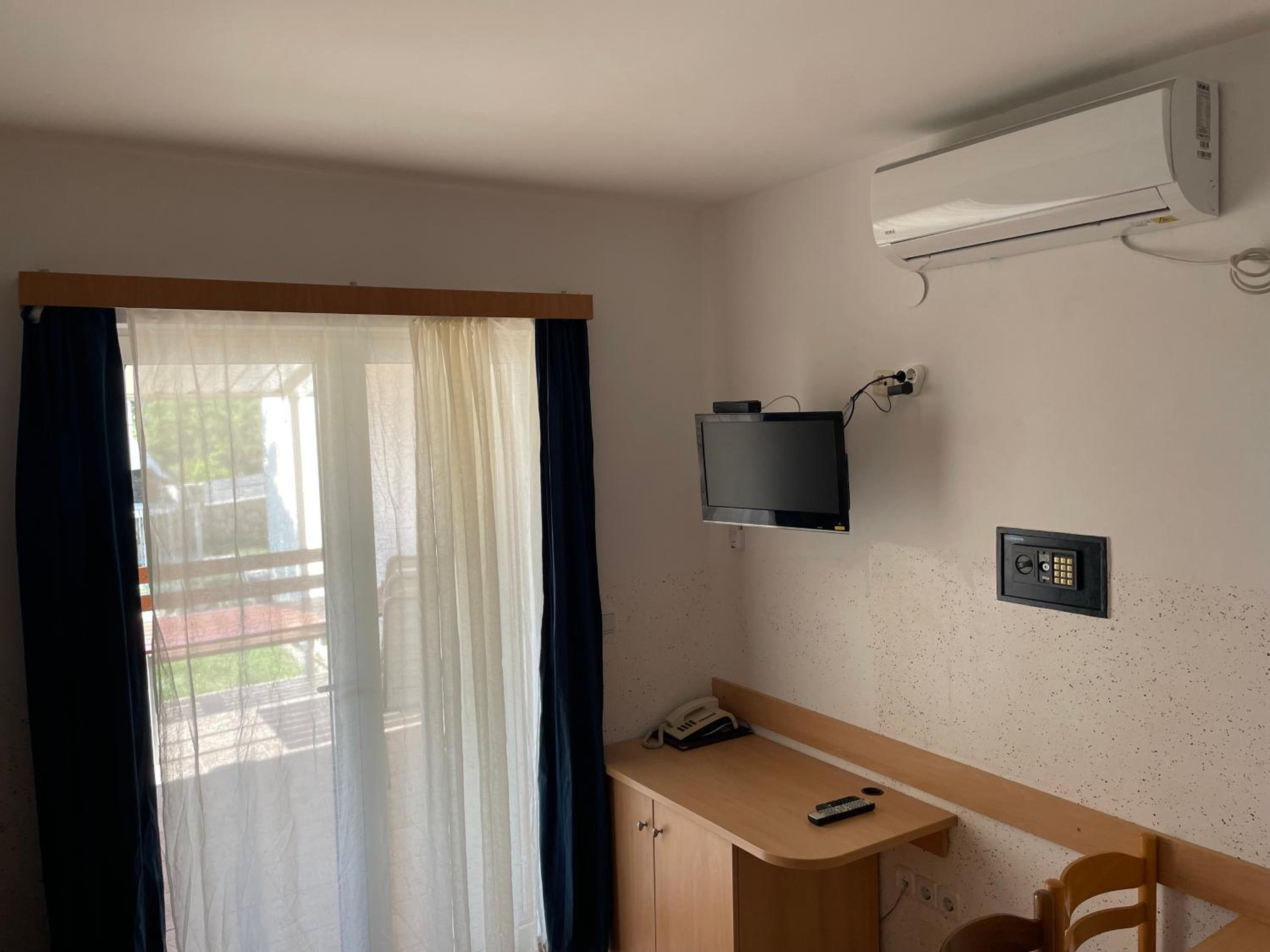 Comfort Two-Bedroom Apartment with Terrace and Sea View photo 1