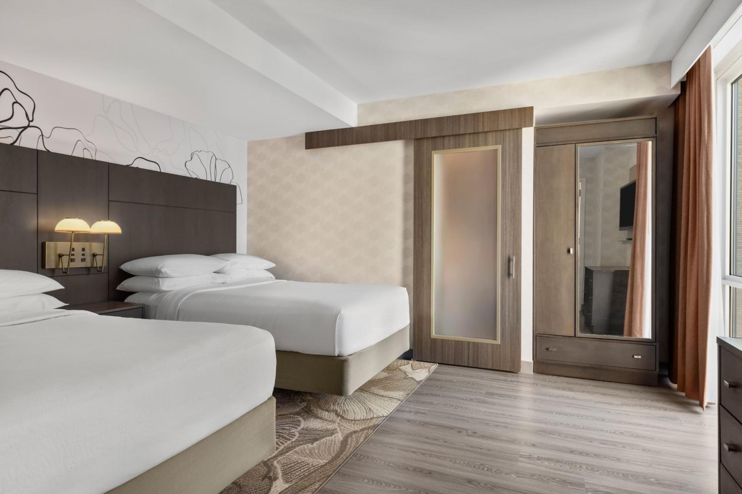 One-Bedroom Family Double Suite with Tub - Mobility/Hearing Accessible