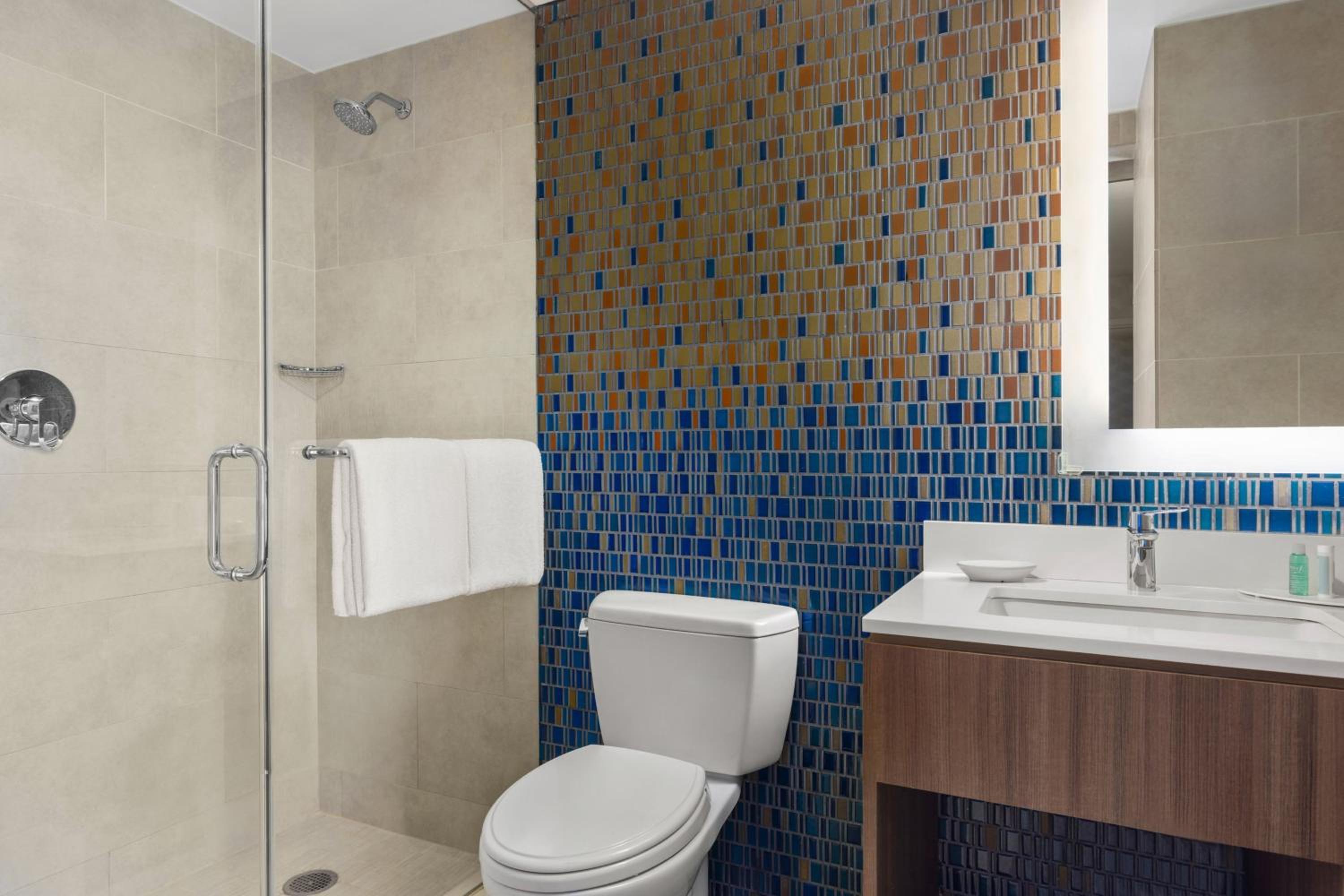 One-Bedroom Family Double Suite with Tub - Mobility/Hearing Accessible