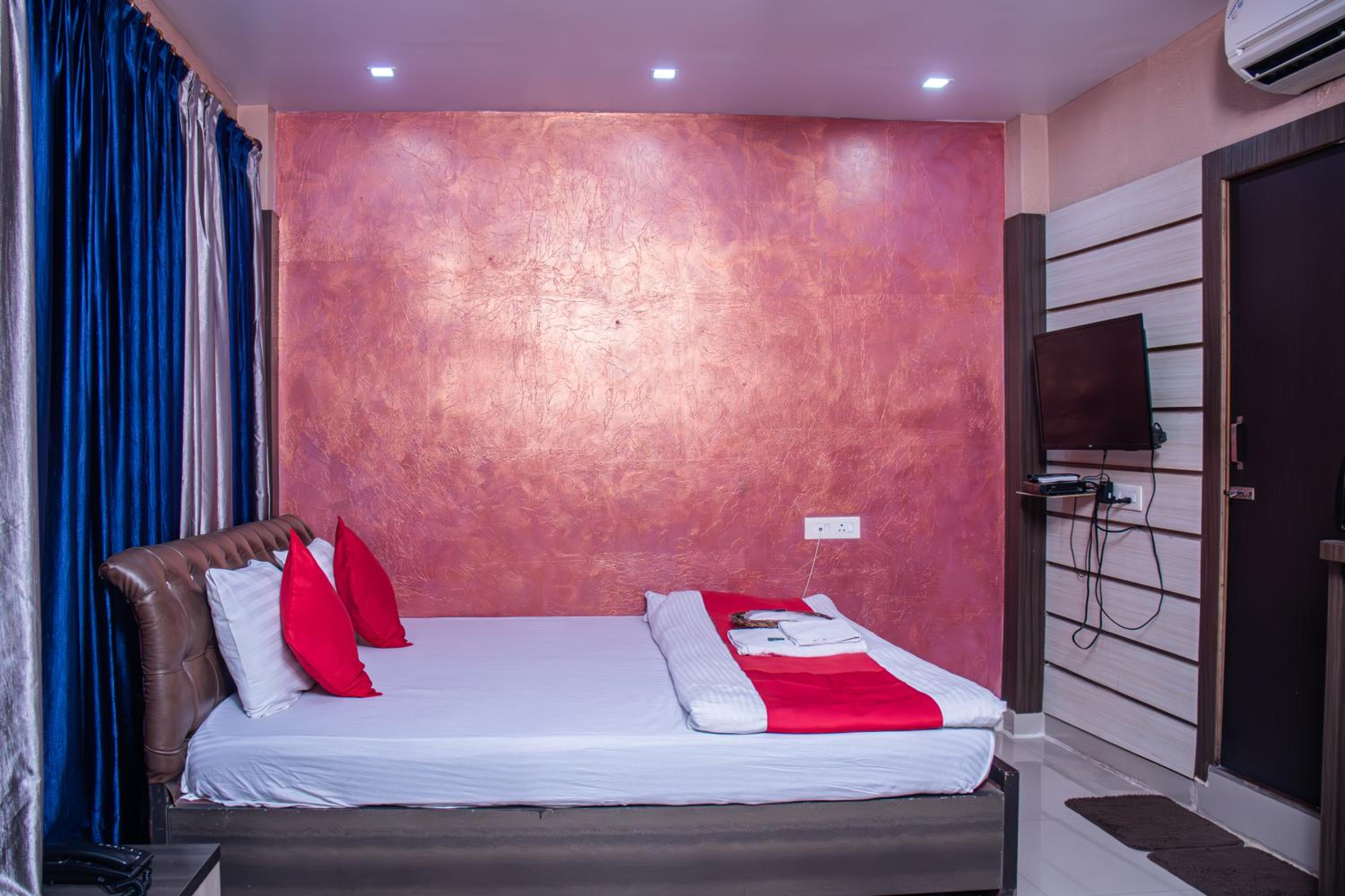 Deluxe Double Room (2 Adults + 1 Child) - Photo 11