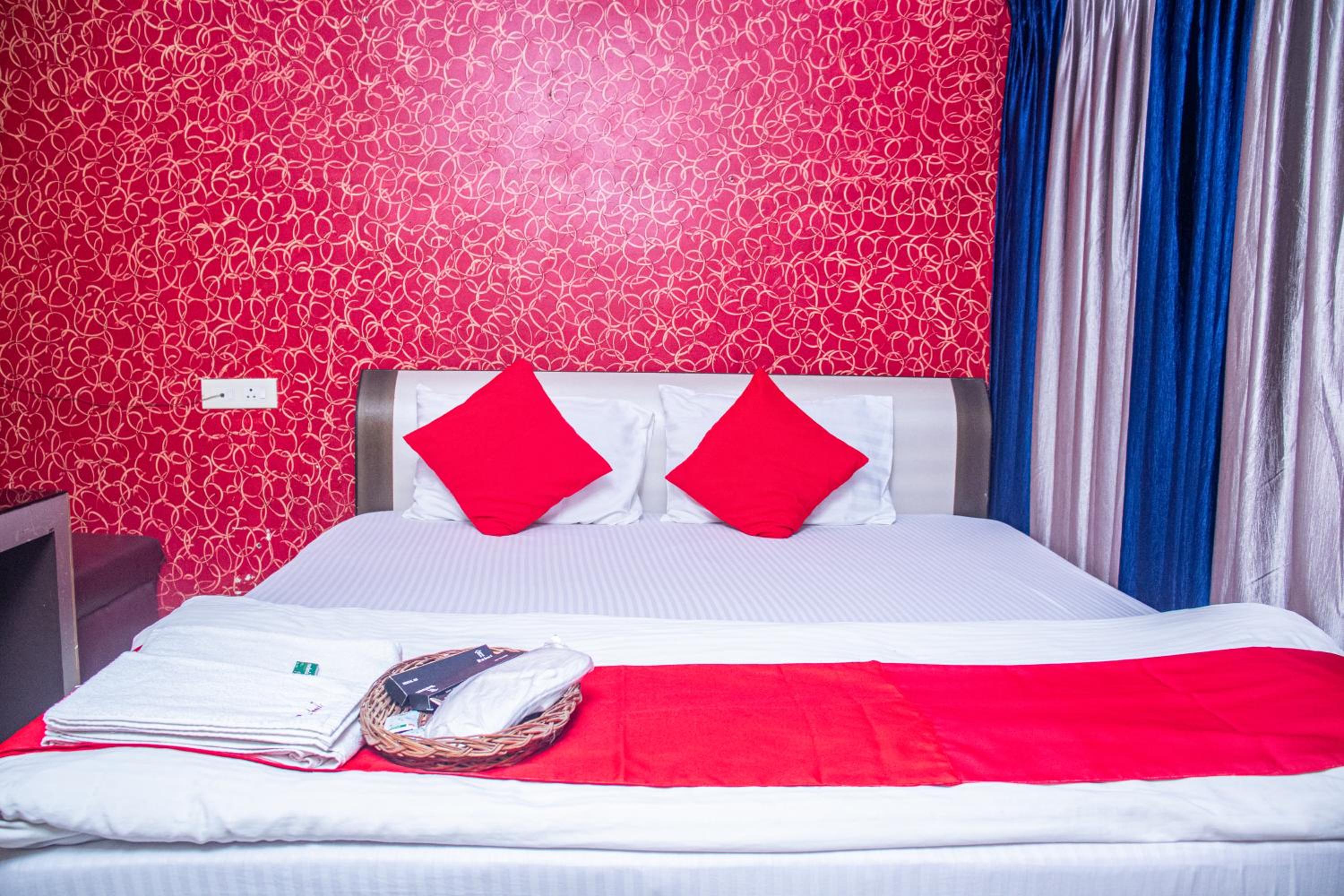 Deluxe Double Room (2 Adults + 1 Child) - Photo 10