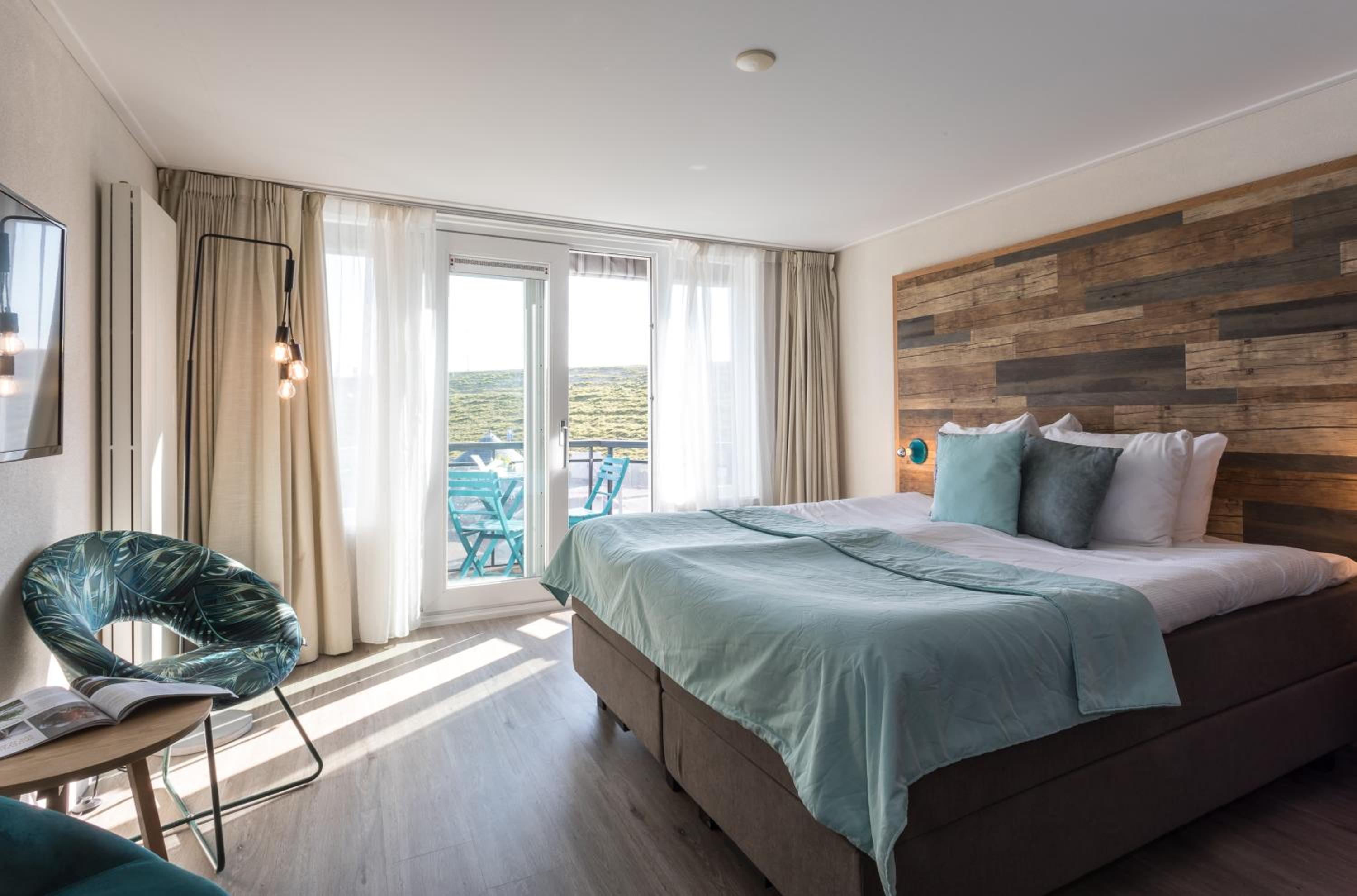 Room with balcony frontside photo 1