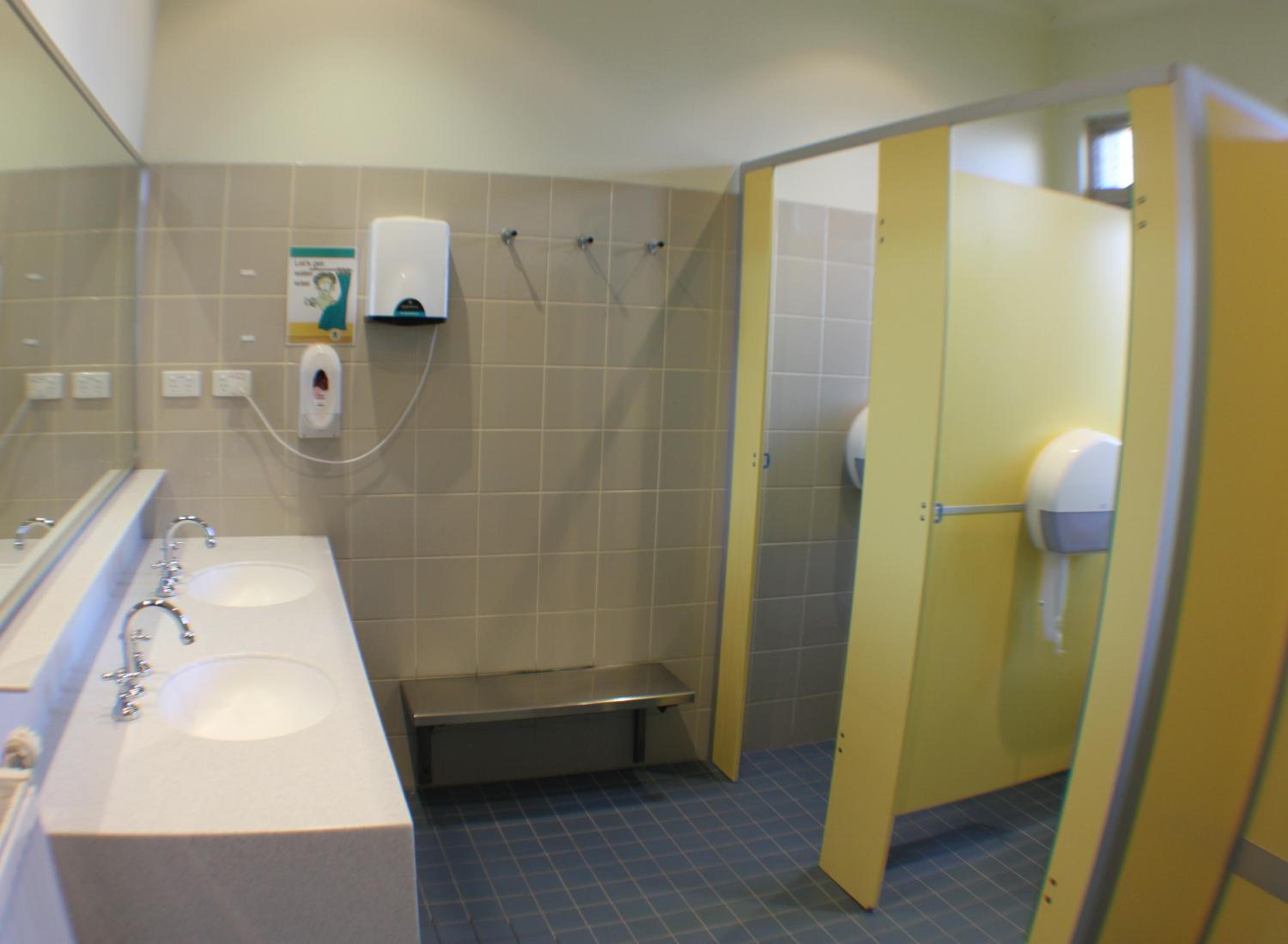 Bed in 6-Bed Mixed Dormitory with Shared Bathroom photo 2