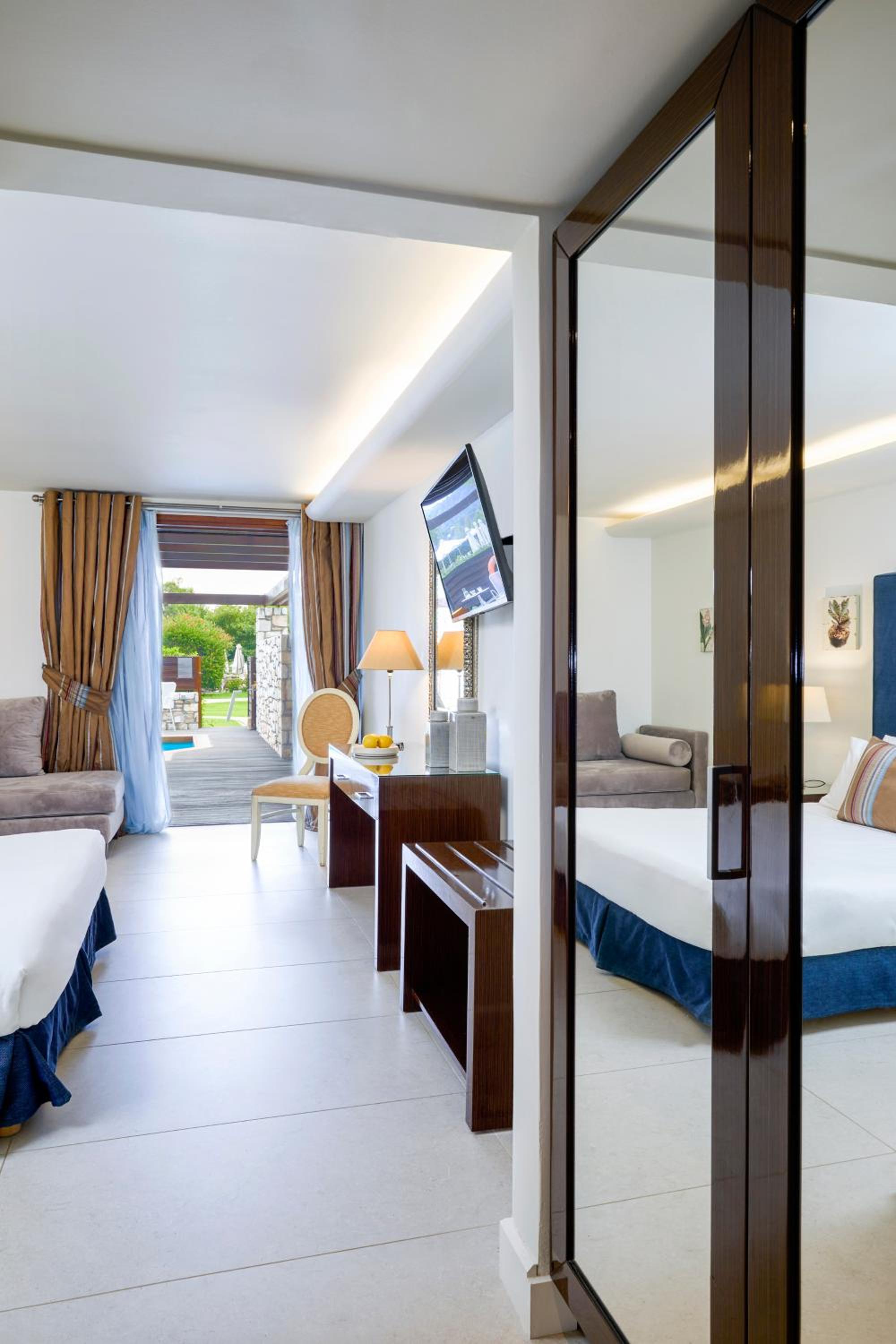 Junior Suite with Private Pool photo 2