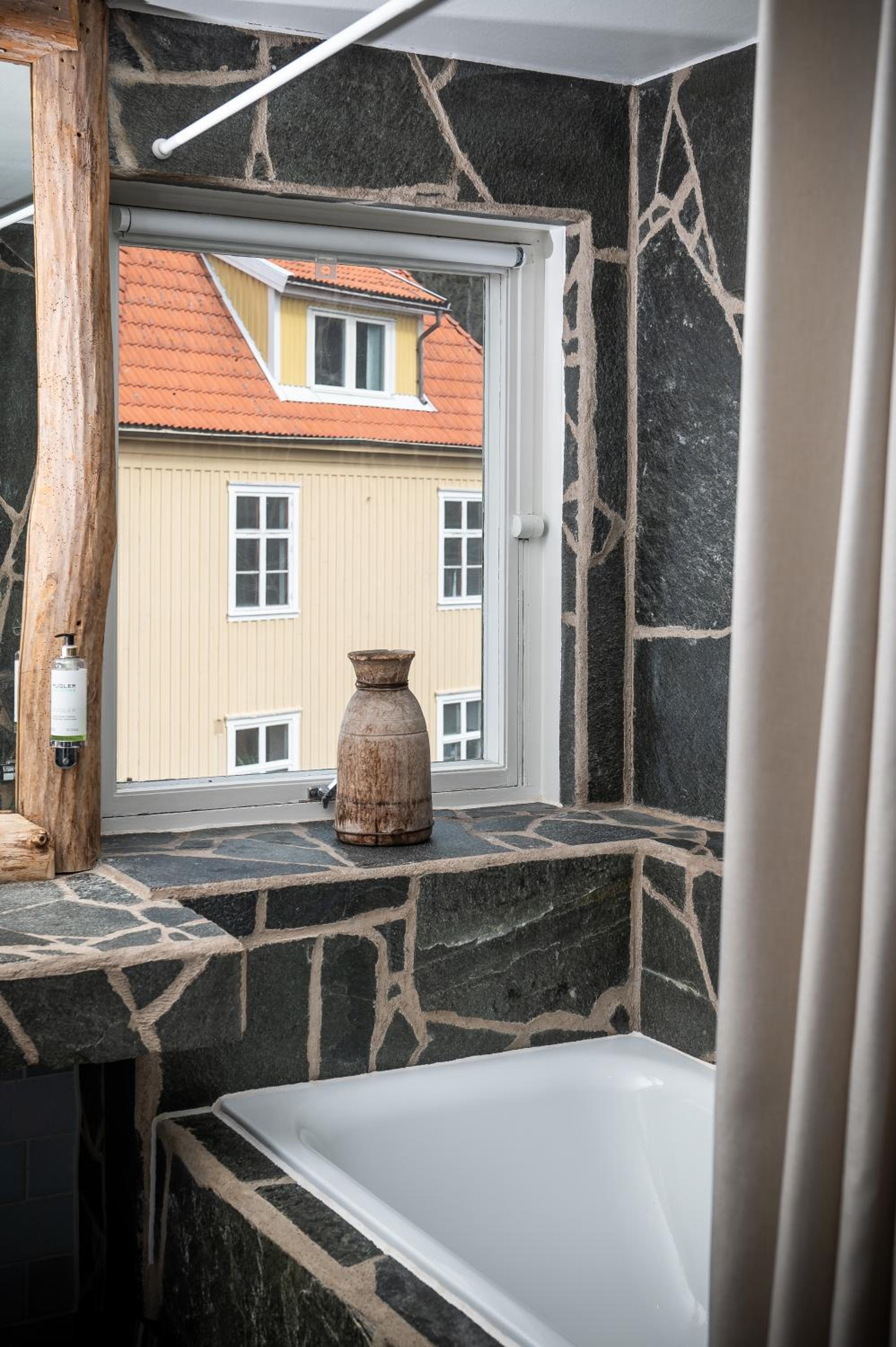 Junior Suite with Balcony - Photo 3