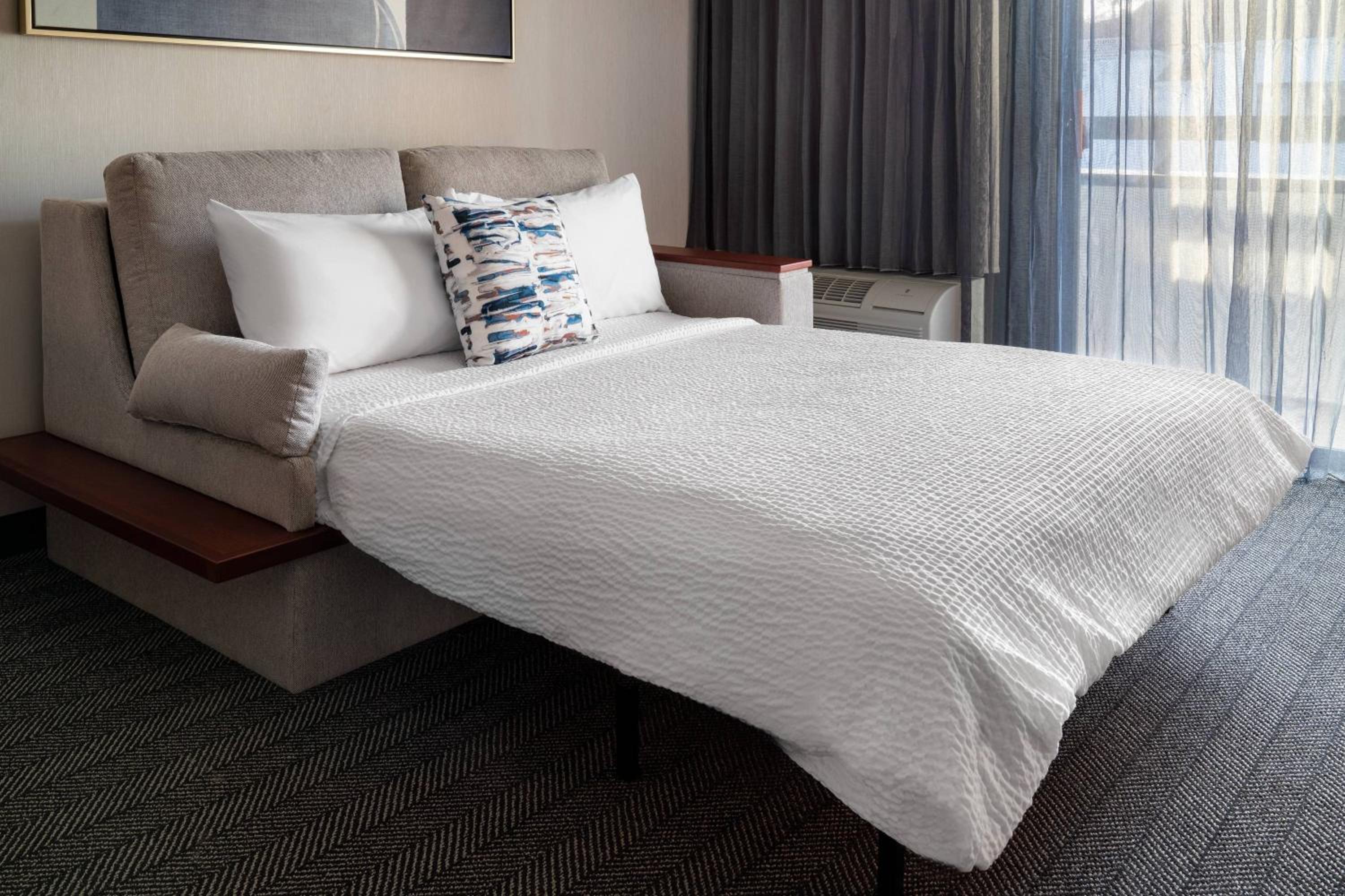 King Room with Sofa Bed - Photo 4
