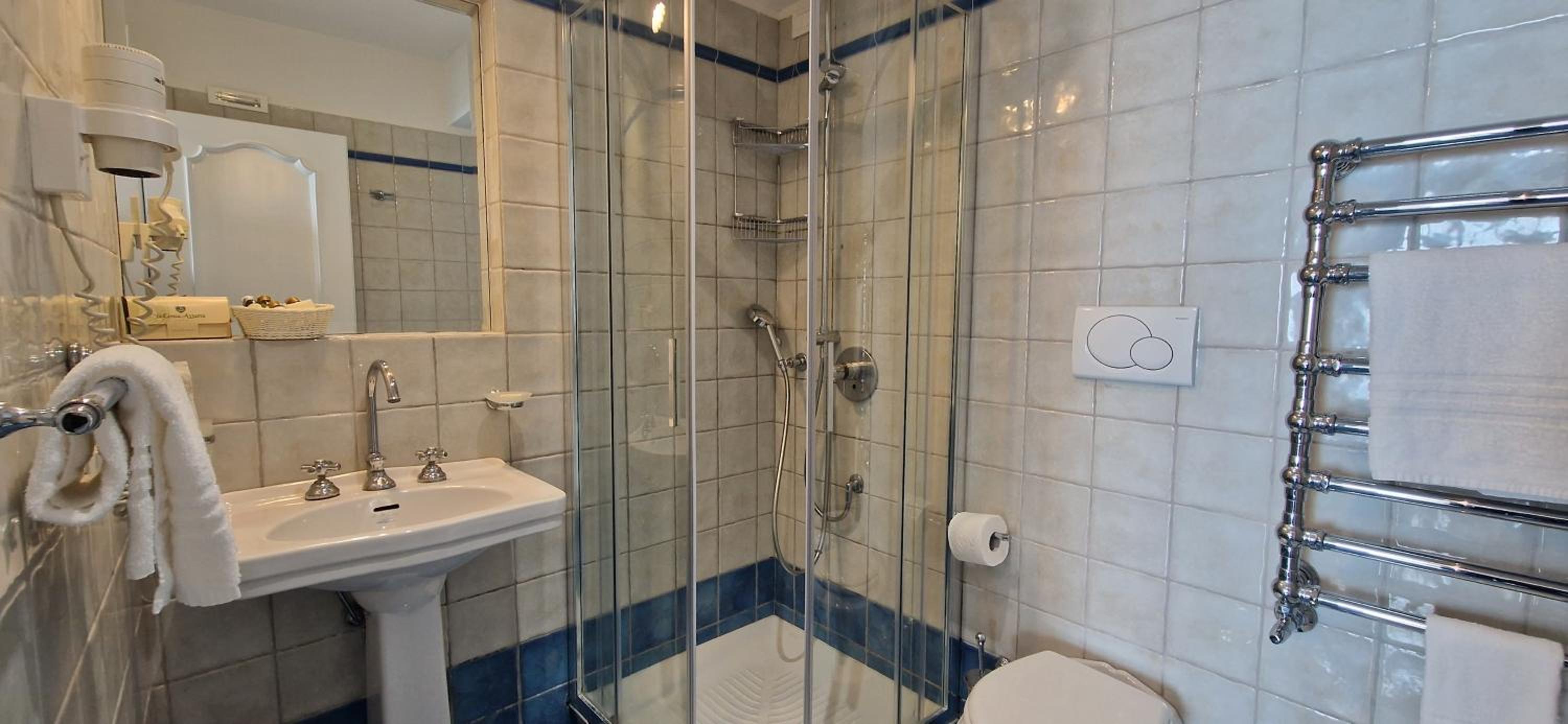 Superior Double Room with Balcony and Partial Sea View - Photo 4