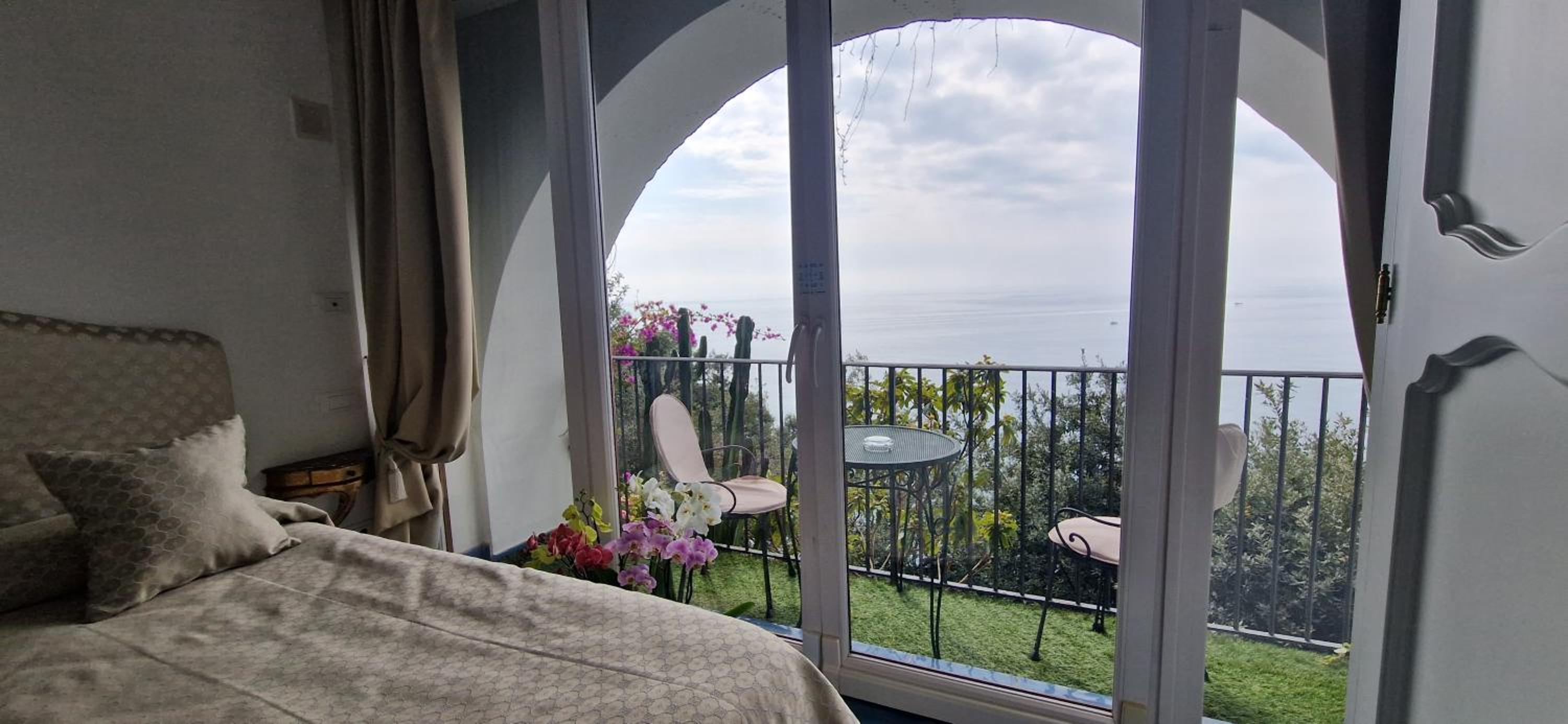 Superior Double Room with Balcony and Partial Sea View - Photo 5