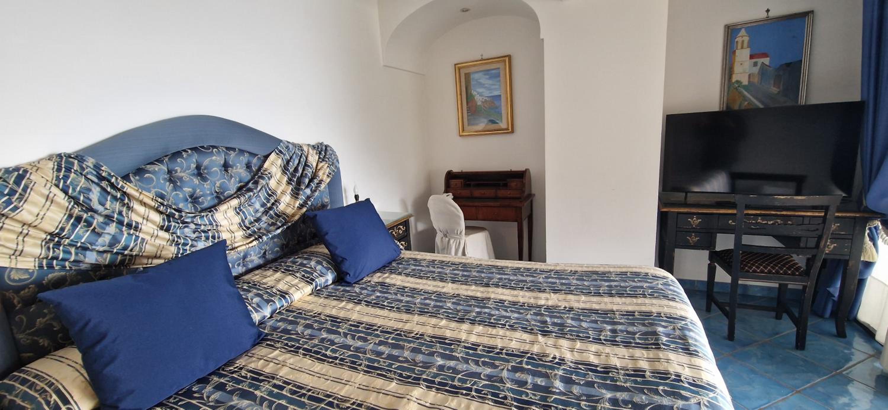 Classic Double Room with Balcony and Sea View - Photo 3