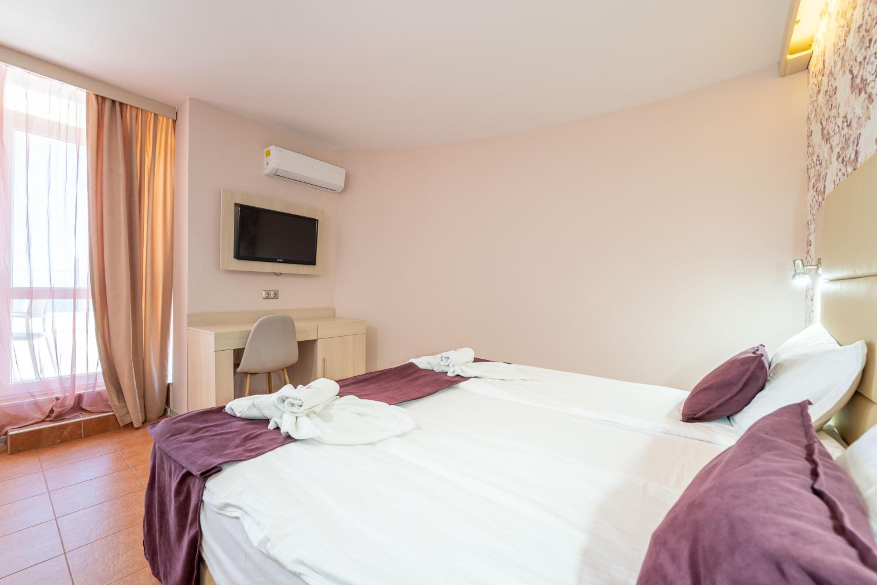 Apartment with Sea View and Balcony - Photo 4